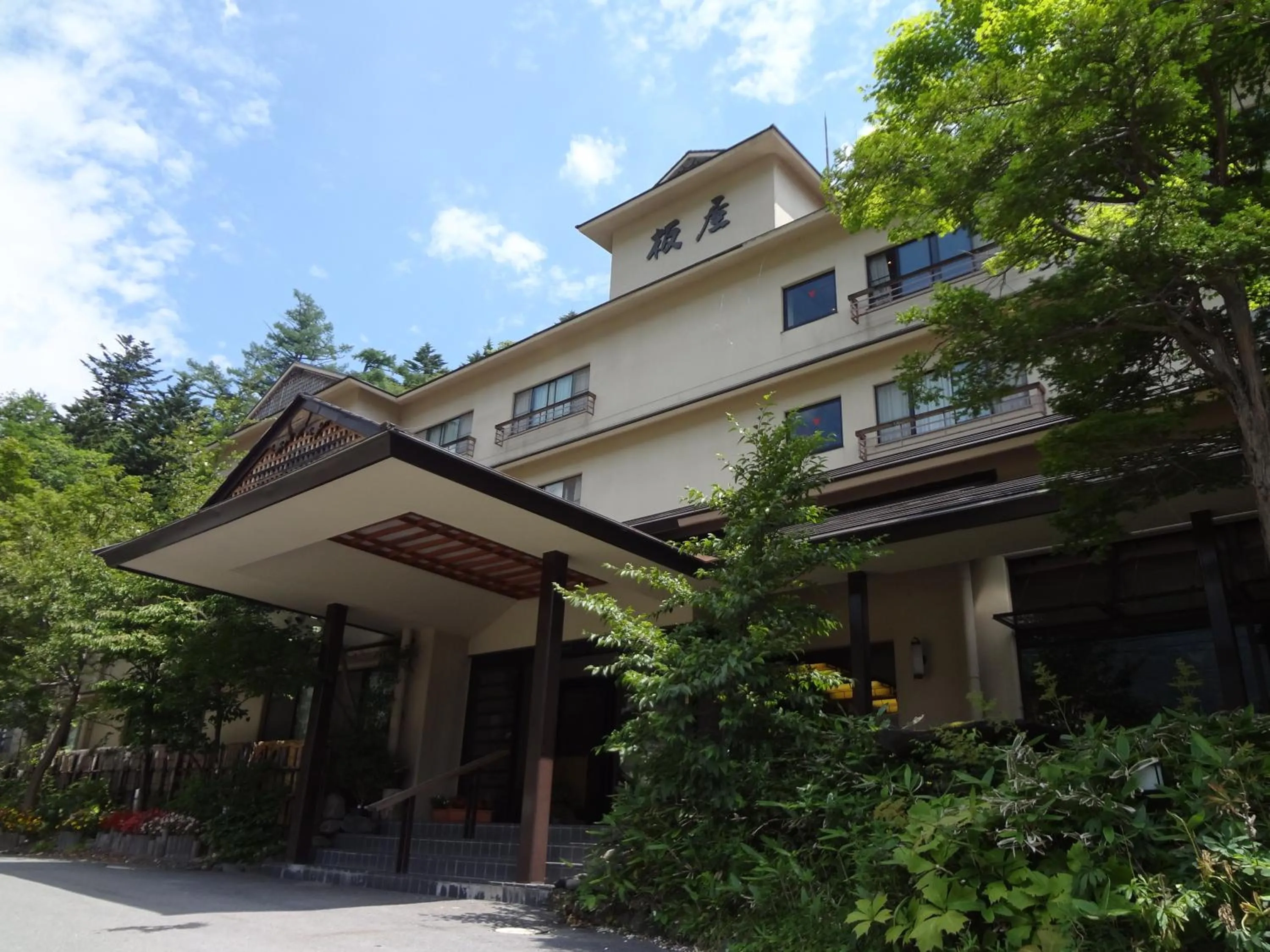 Property building in Yumoto Itaya