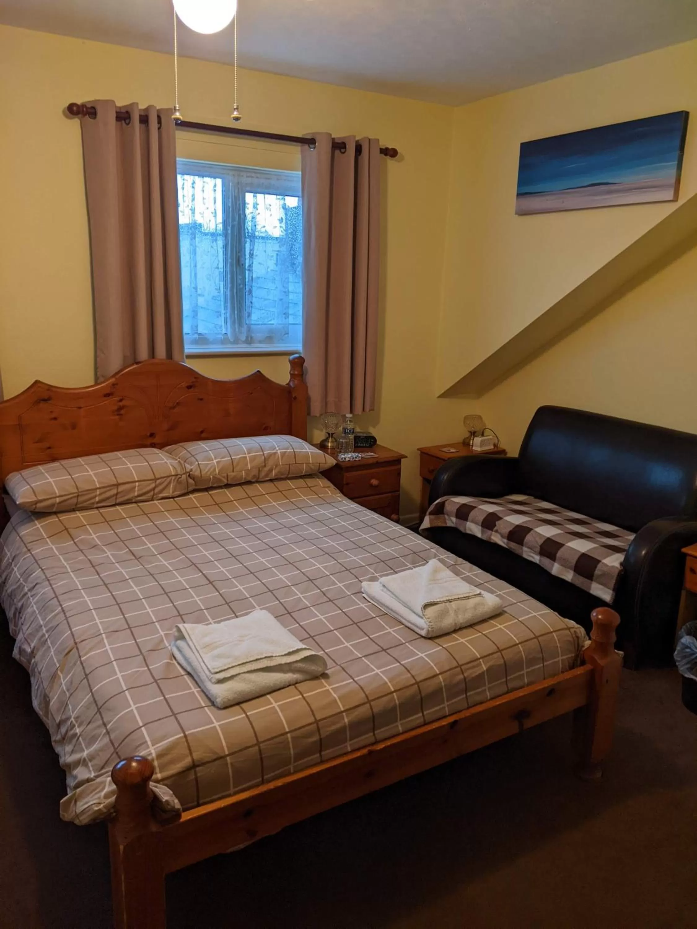 Bed in Kingswinford Guest House with Free Parking