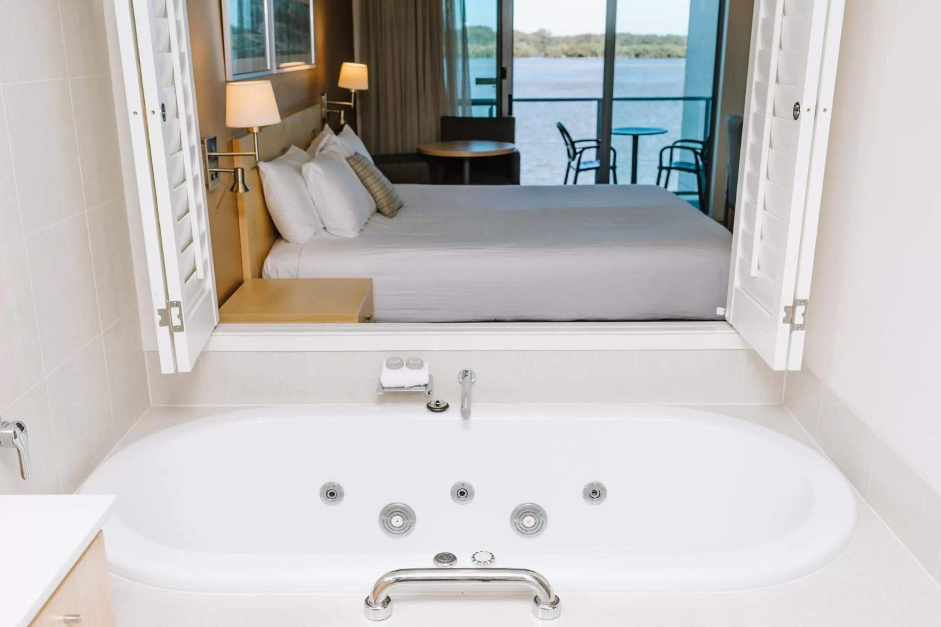 Bathroom, Bed in Ramada Hotel & Suites by Wyndham Ballina Byron