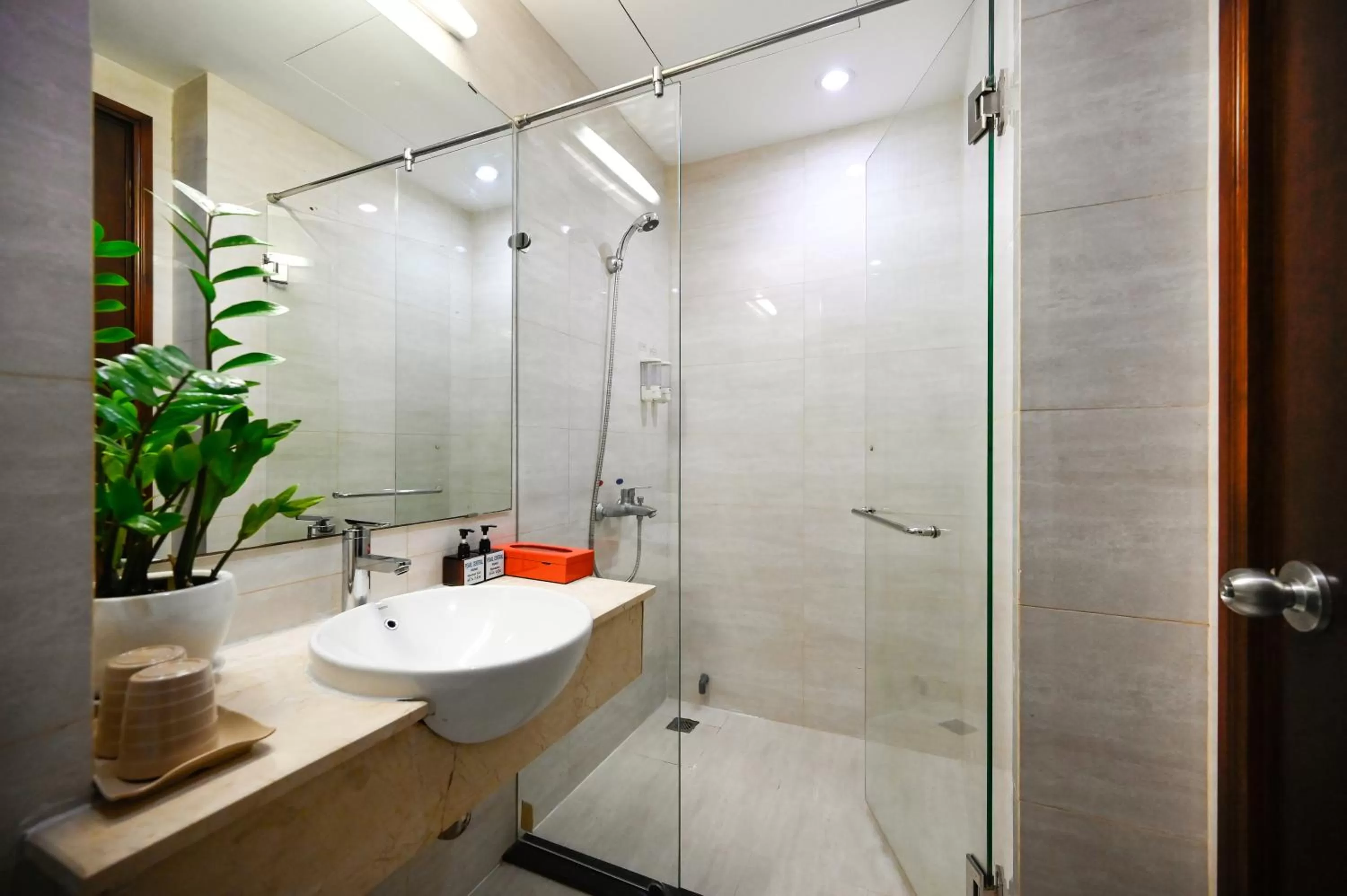 Pearl Central Hotel- Near Nguyen Hue street