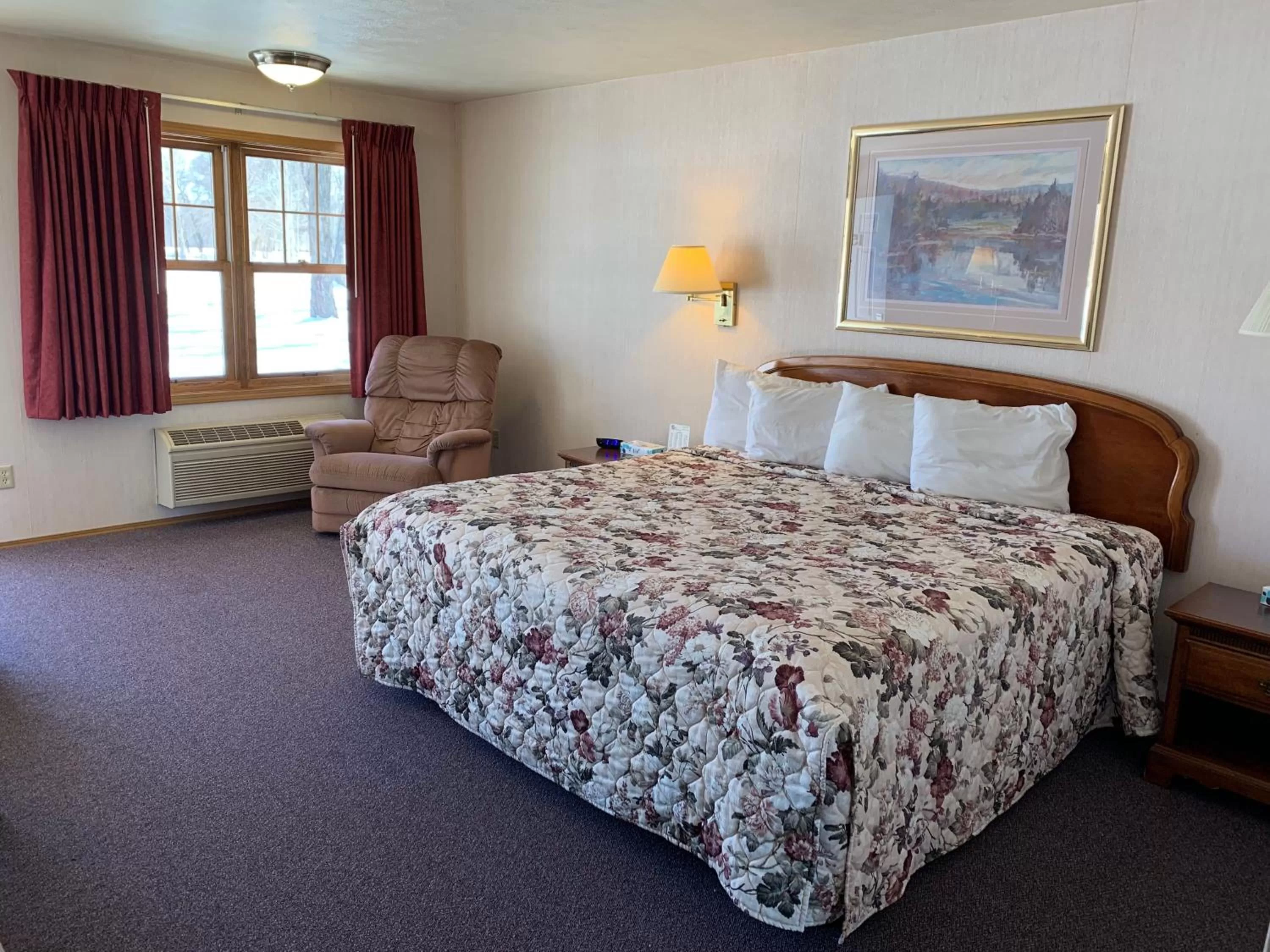 Bed in The Gunnison Inn at Dos Rios Golf Course