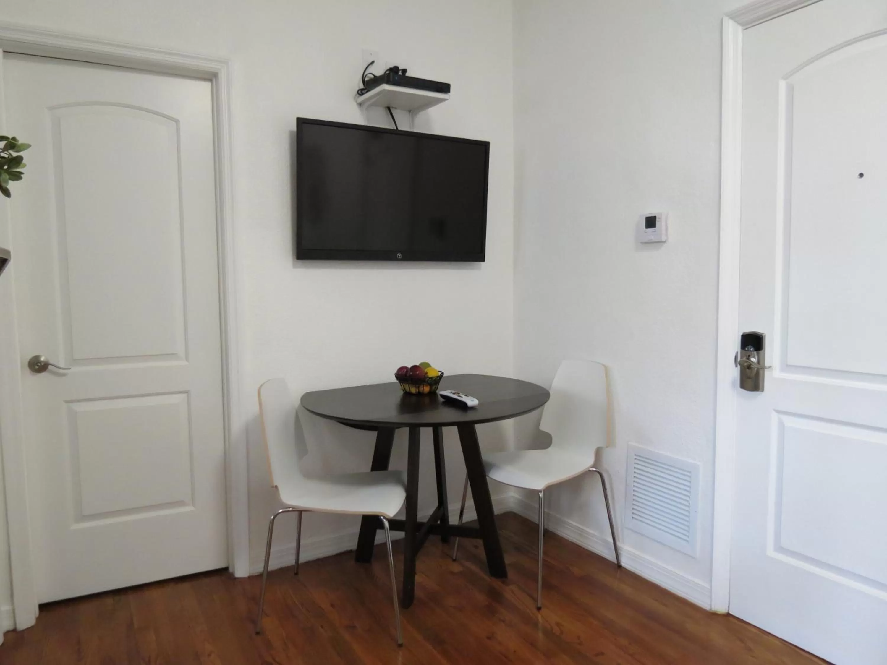 TV and multimedia in Harding Boutique Apartments