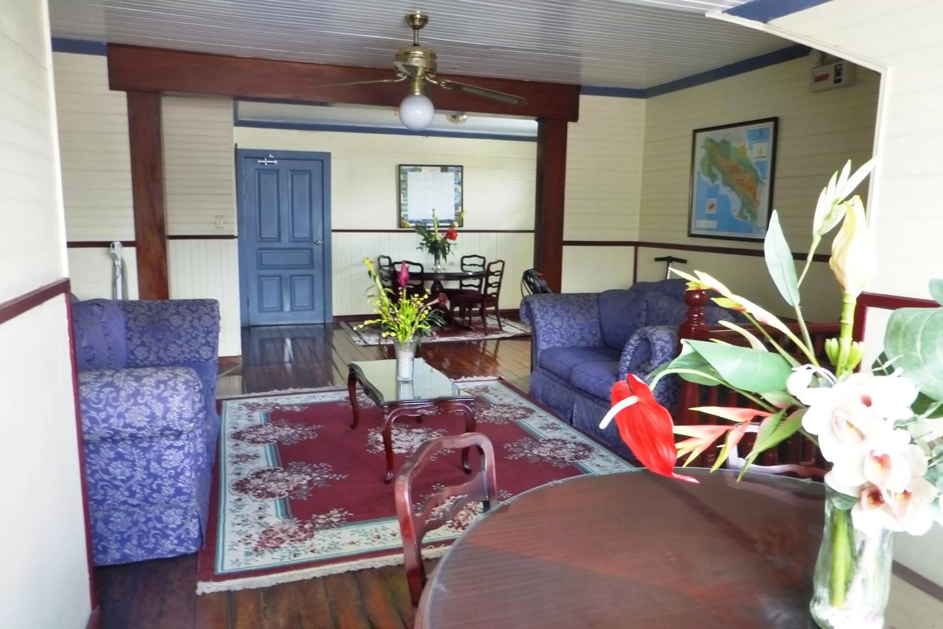 Communal lounge/ TV room in Hotel Santo Tomas / Historical Property