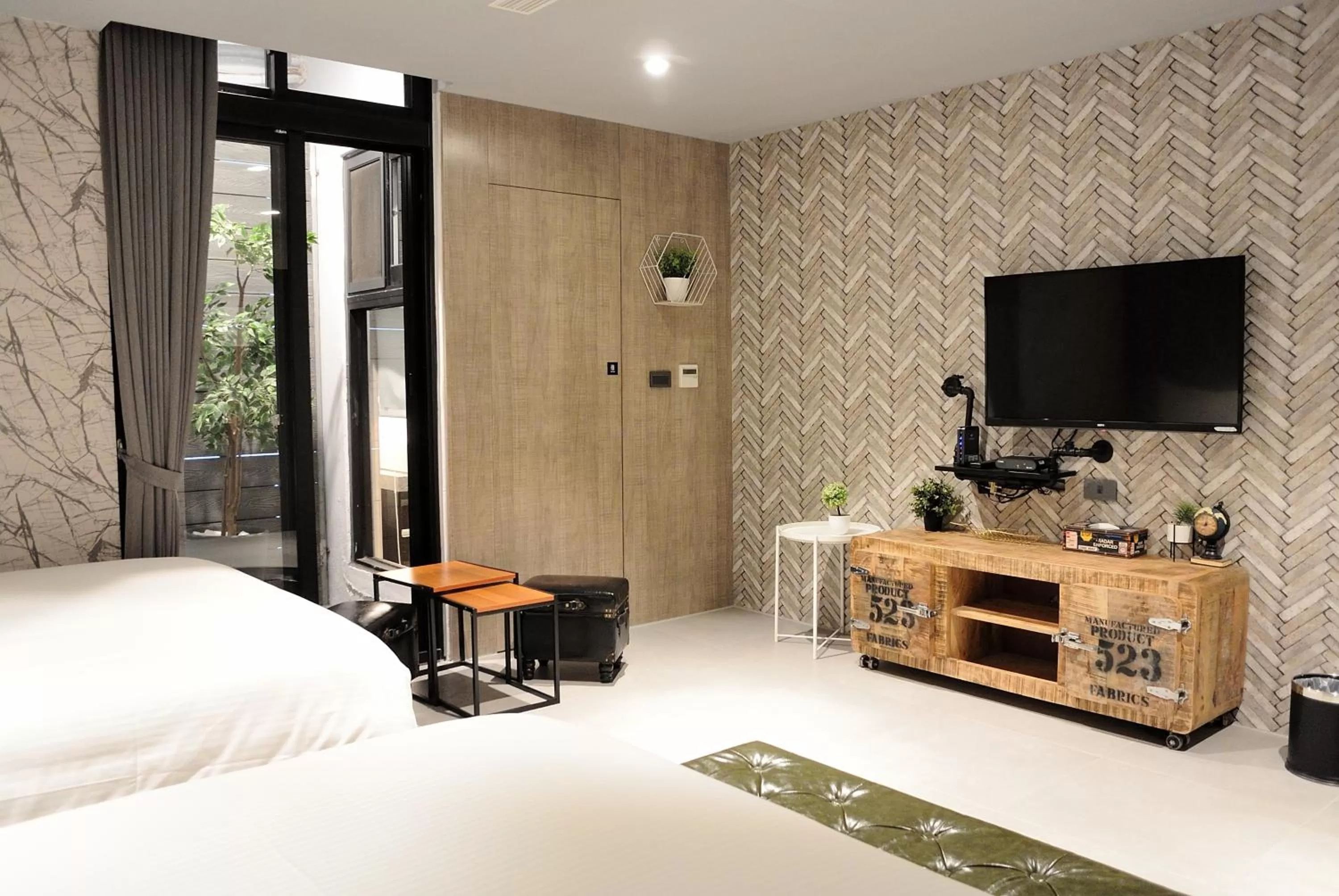 Coffee/tea facilities, TV/Entertainment Center in K HOTEL