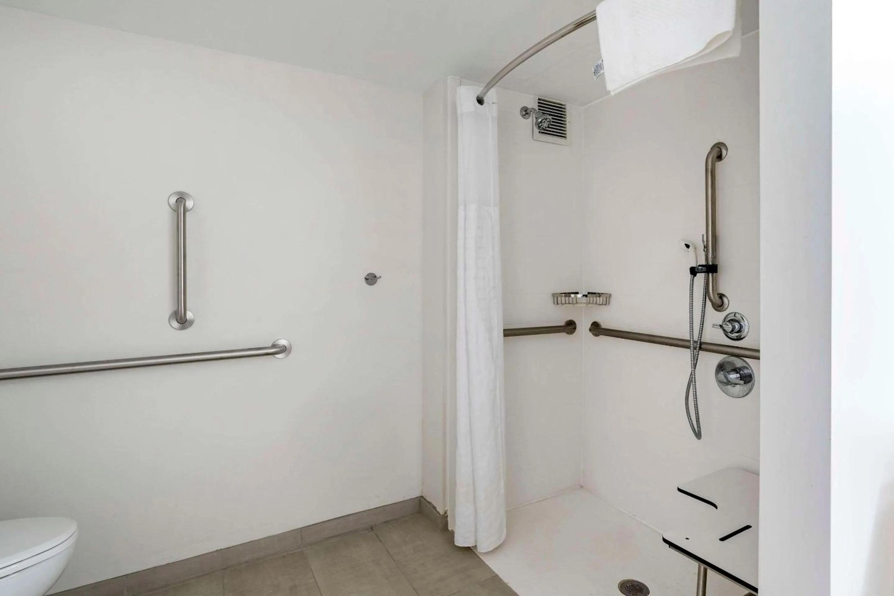 Bedroom in MainStay Suites Lexington I-75