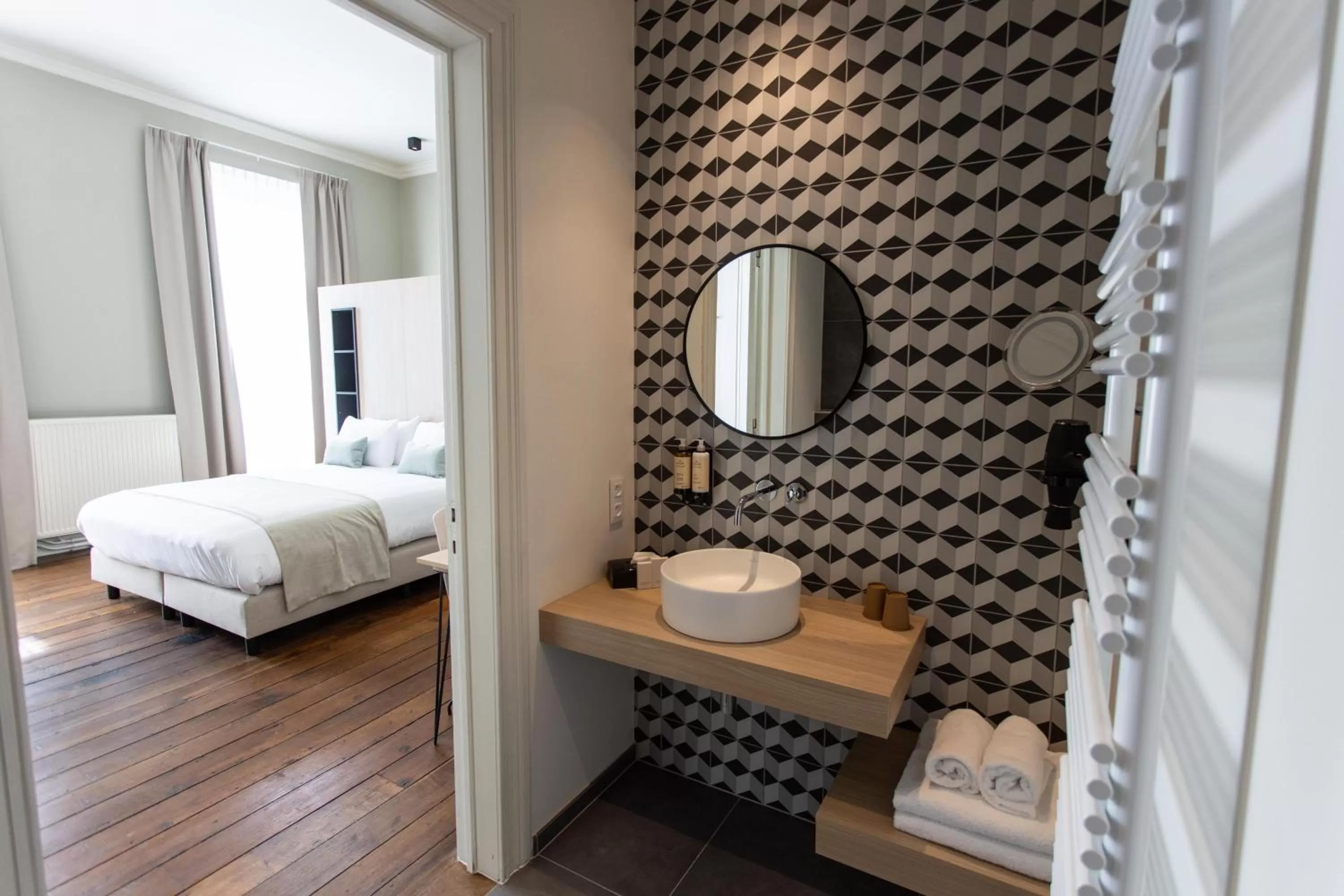 Photo of the whole room, Bathroom in Petit-Roannay
