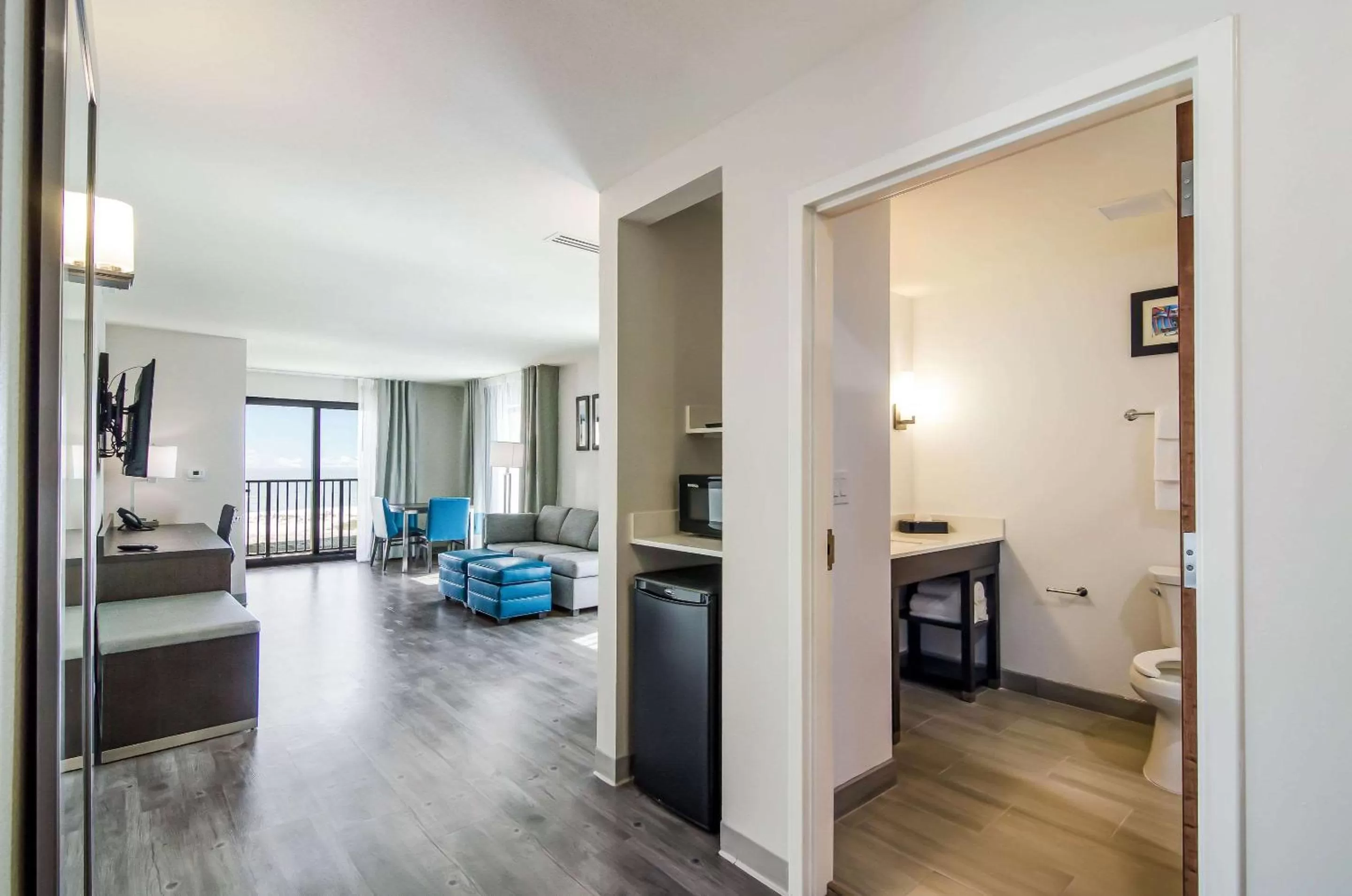 Photo of the whole room, Bed in Comfort Inn & Suites Gulf Shores East Beach near Gulf State Park