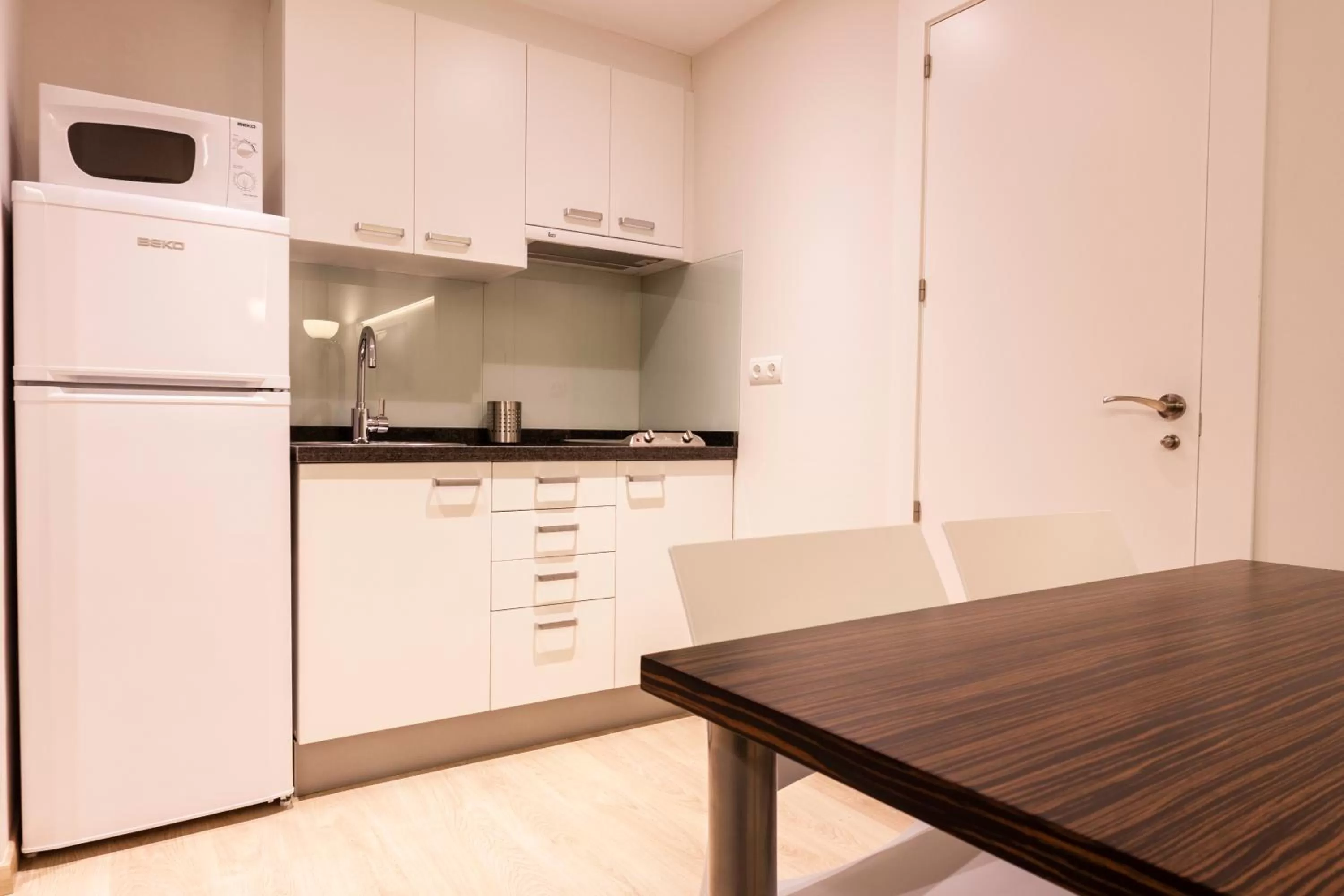 Kitchen or kitchenette in ApartHotel Playa Oliva
