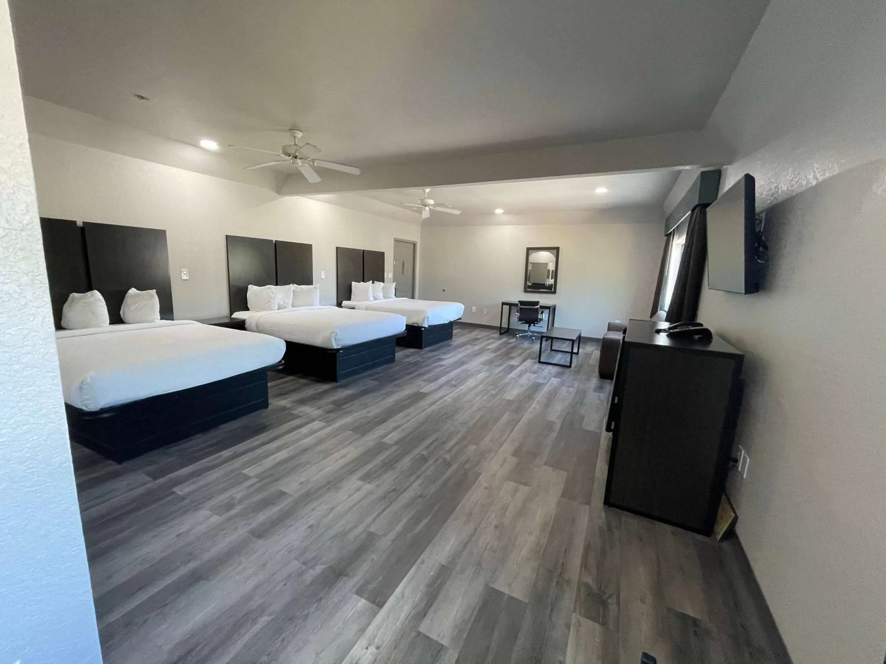 Photo of the whole room, Bed in Days Inn by Wyndham Dickinson TX