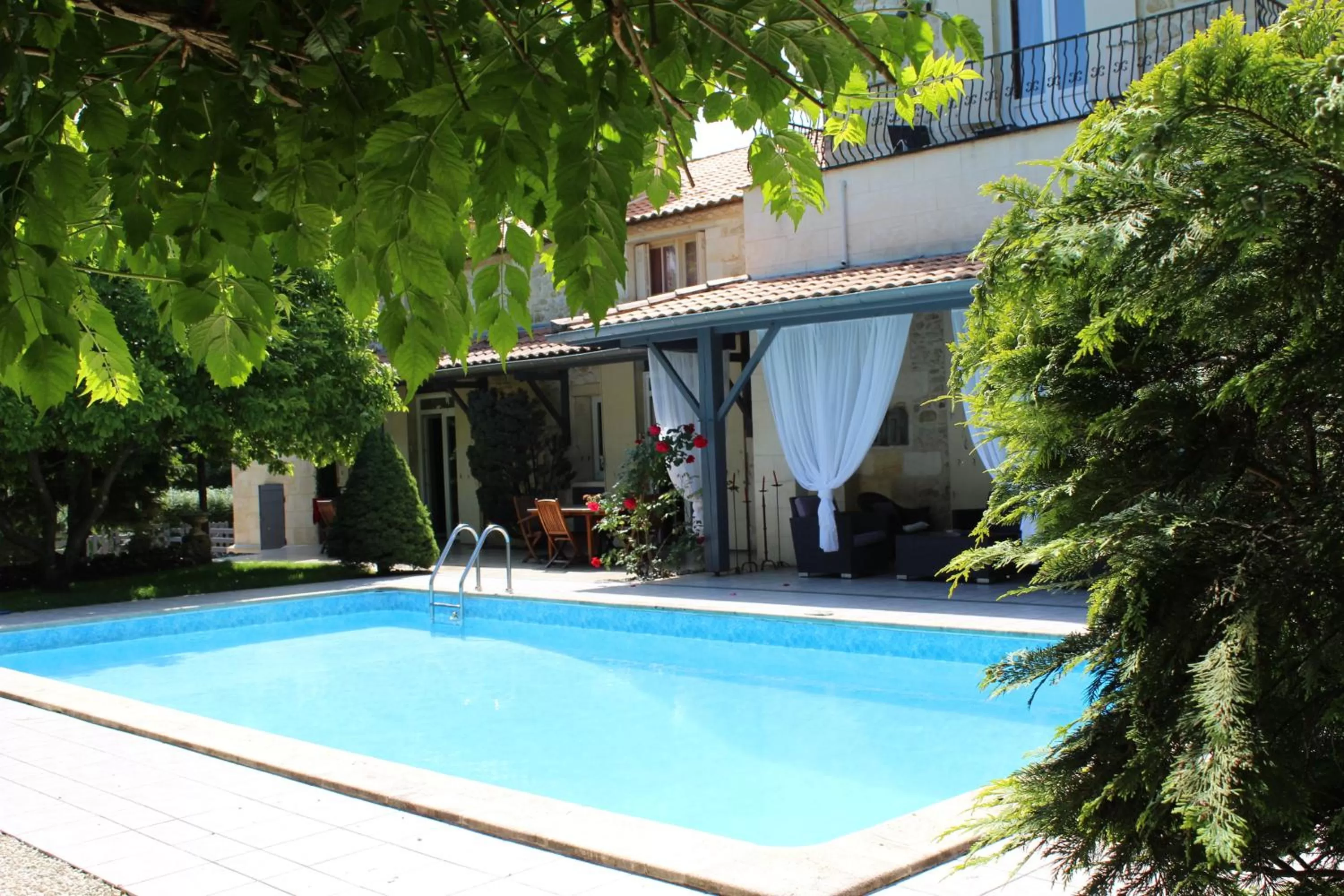 Pool view in Château la Moune