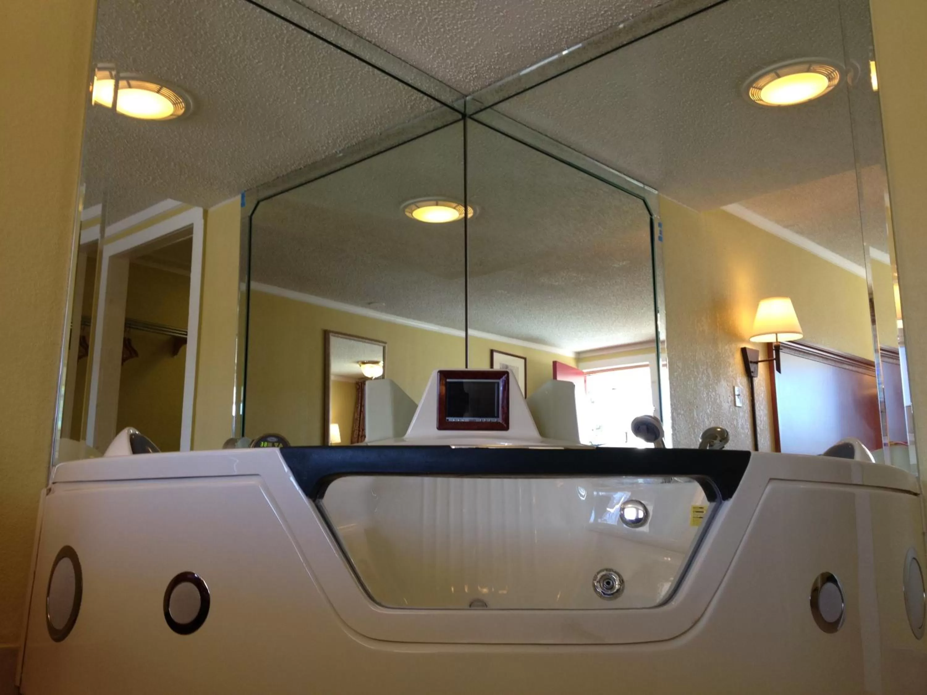 Hot Tub in America's Best Value Inn Conyers