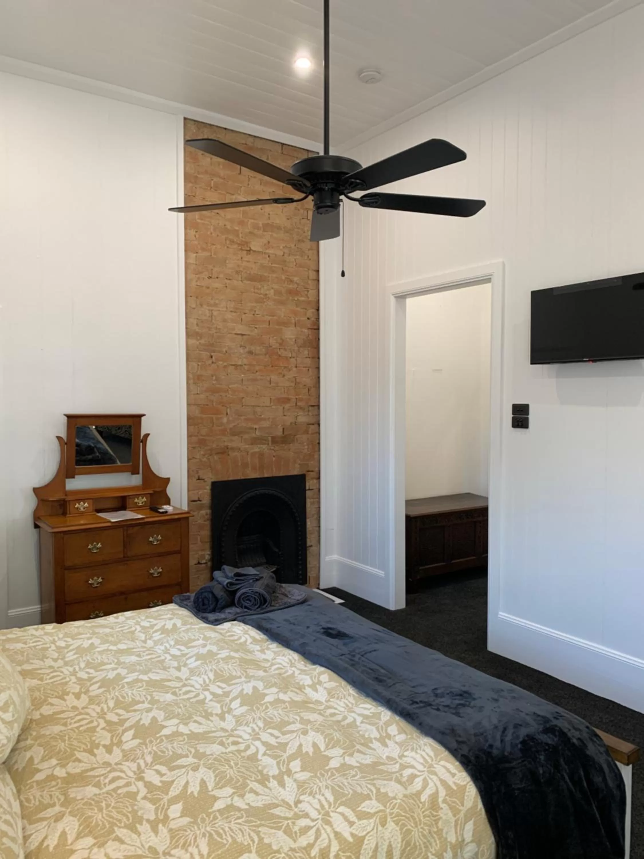 Photo of the whole room, TV/Entertainment Center in The Bank House Ulmarra