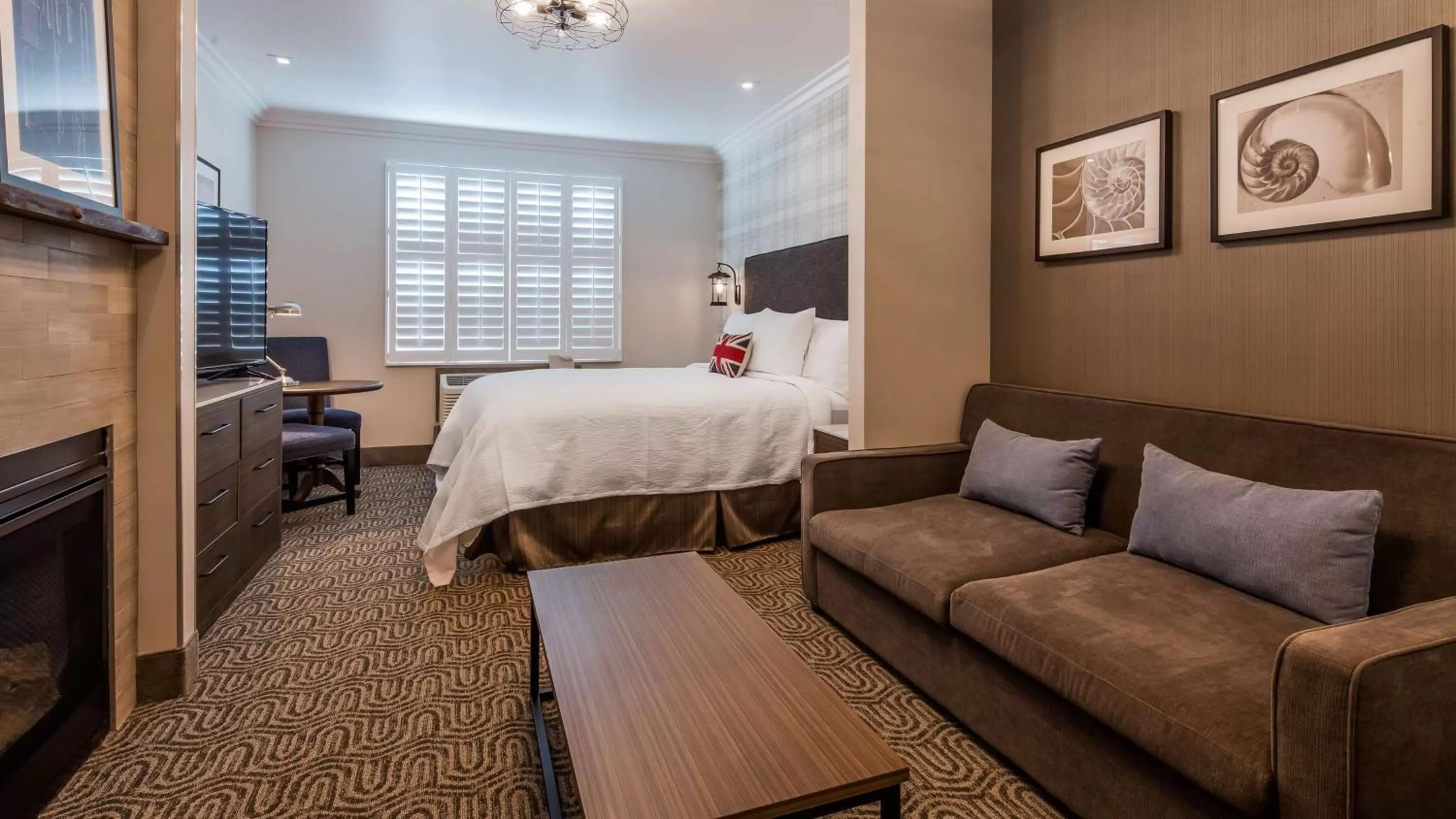 Photo of the whole room, Bed in Aristocrat Hotel, BW Signature Collection