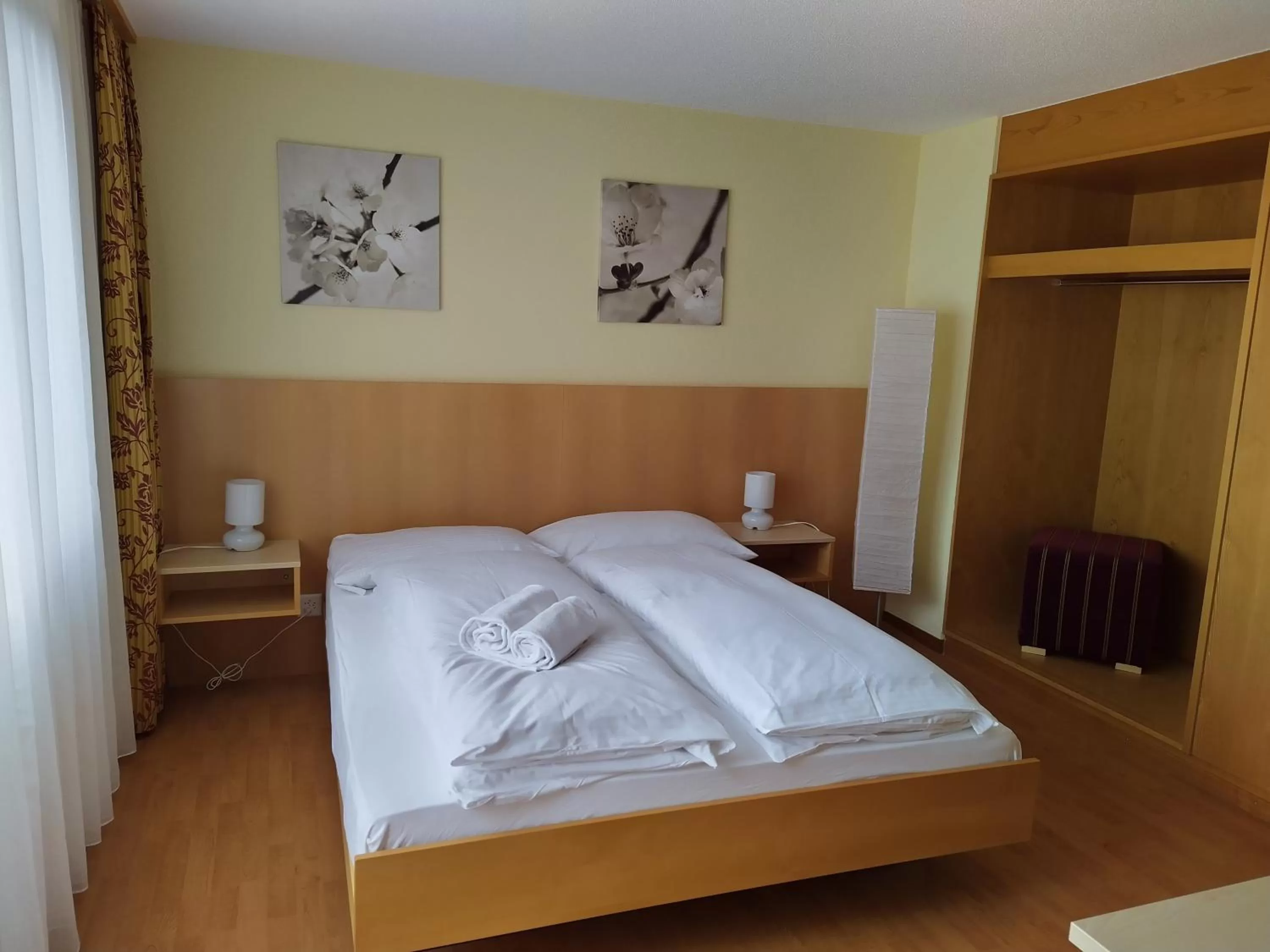 Bed in Hotel Sherlock Holmes & Khana Restaurant "nur 200 m zur Gondelbahn Hasliberg"