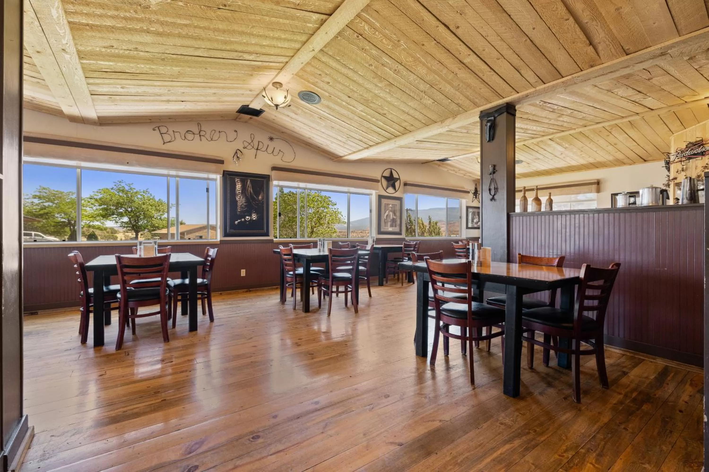 Restaurant/places to eat in Broken Spur Inn & Steakhouse