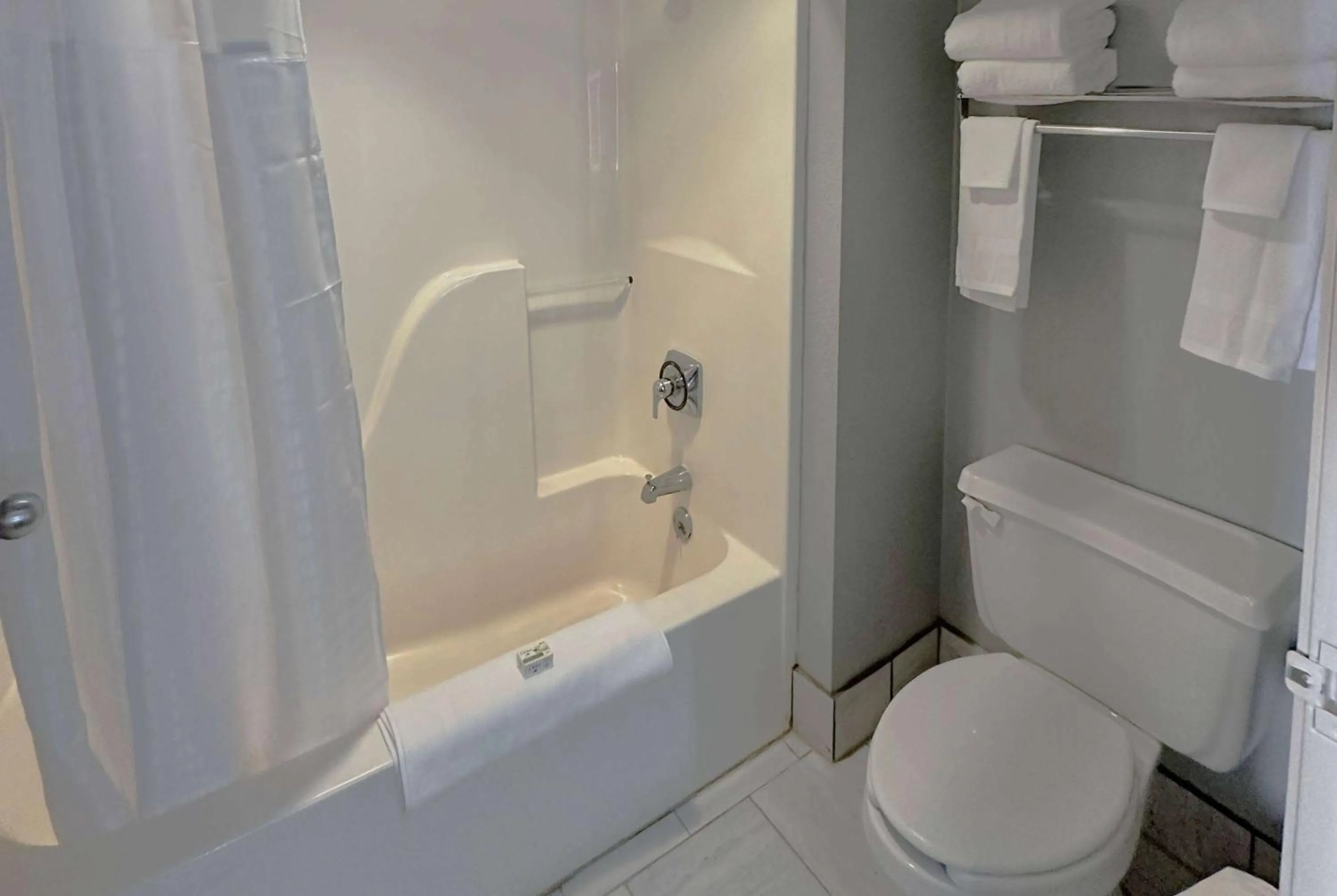 TV and multimedia, Bathroom in Quality Inn Reedsburg