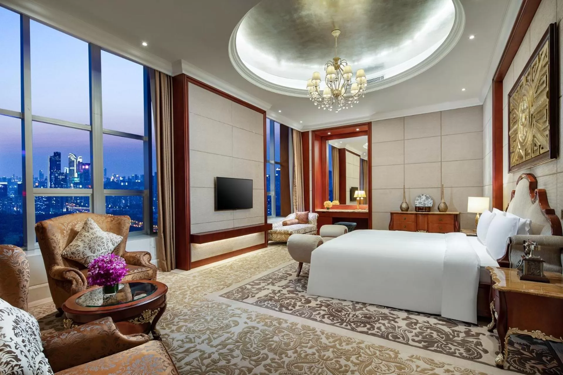 Photo of the whole room, Bed in Crowne Plaza Shenzhen Futian