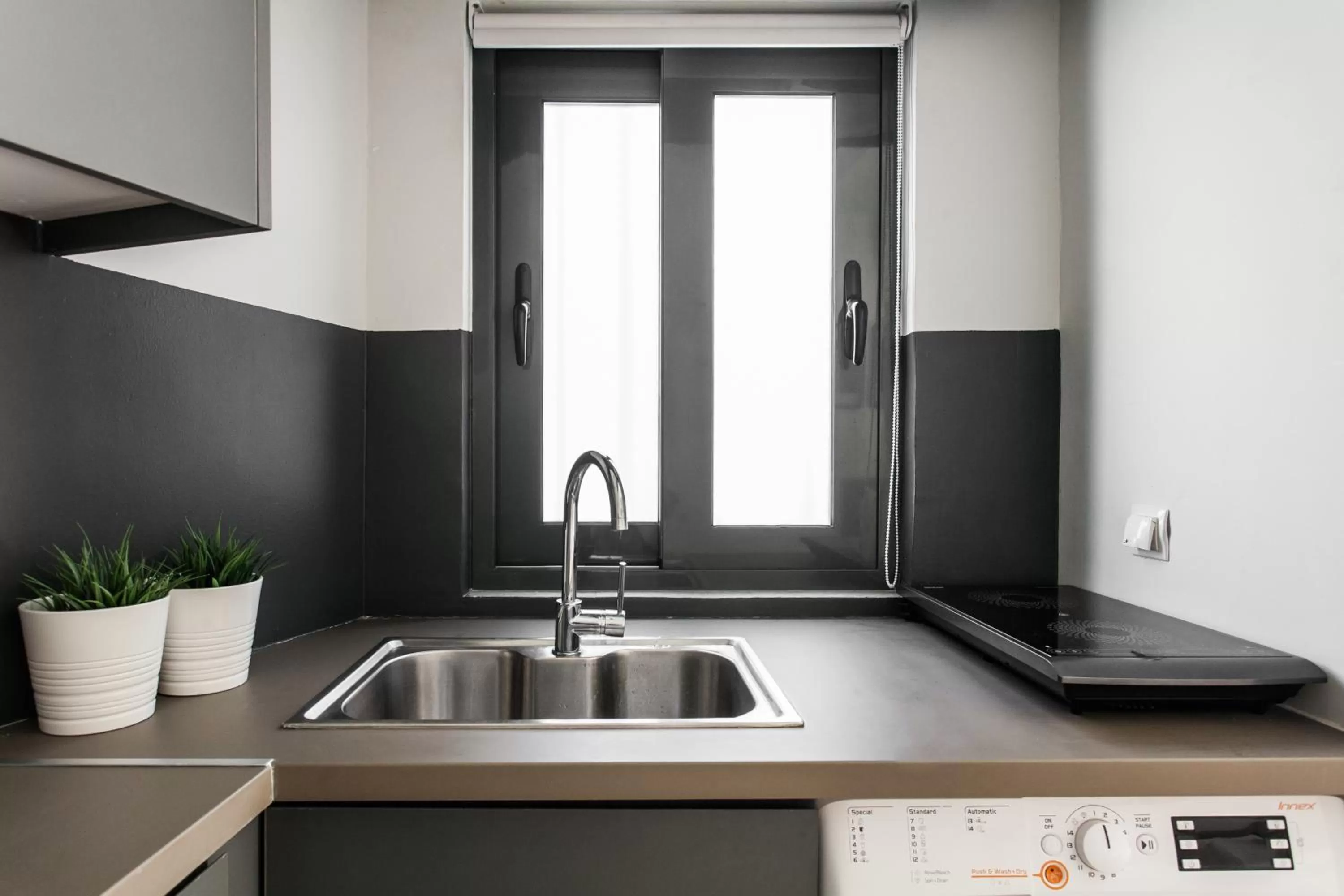 Kitchen or kitchenette, Kitchen/Kitchenette in ZOIA The Hill by UPSTREET