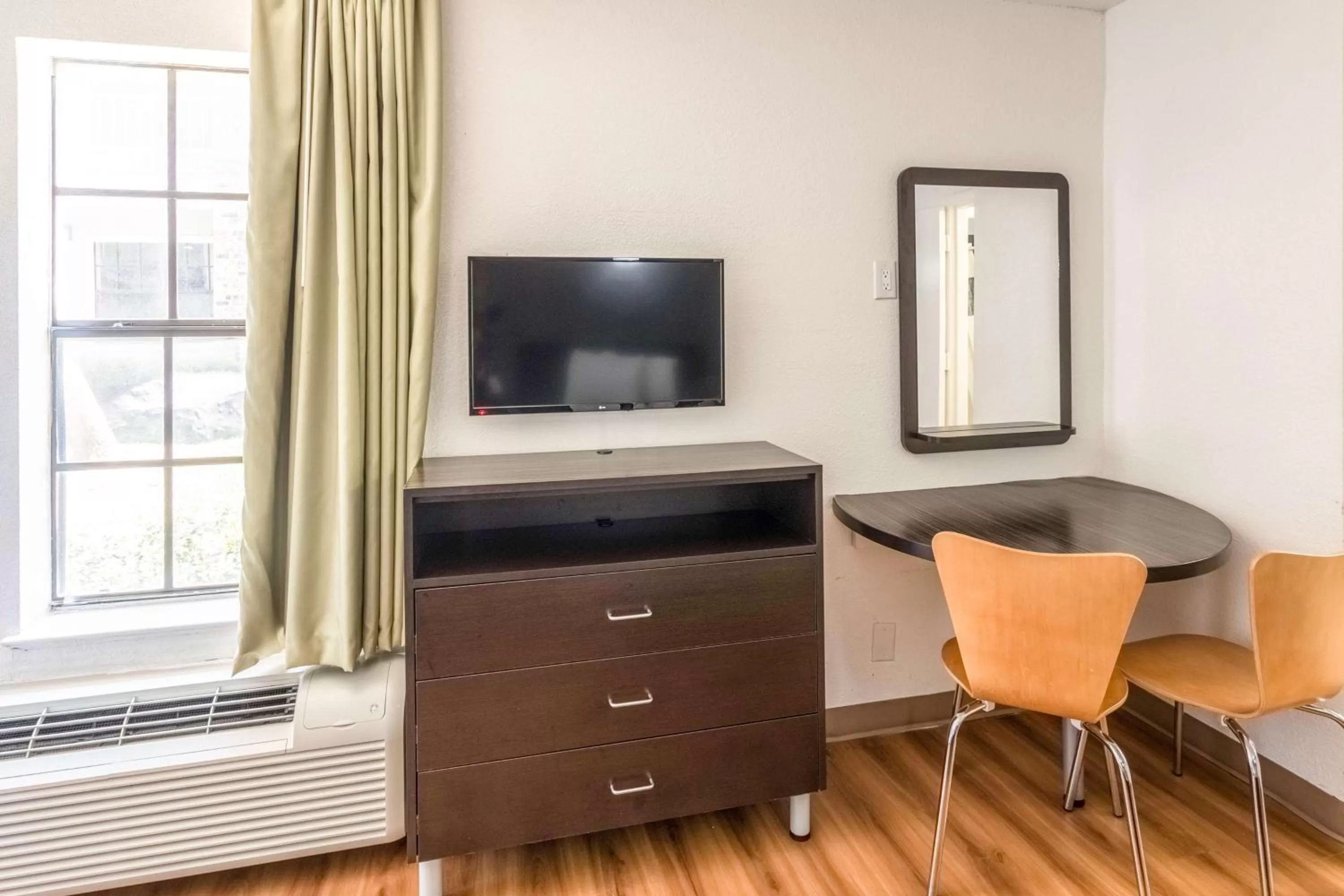 TV and multimedia in Studio 6-Arlington, TX