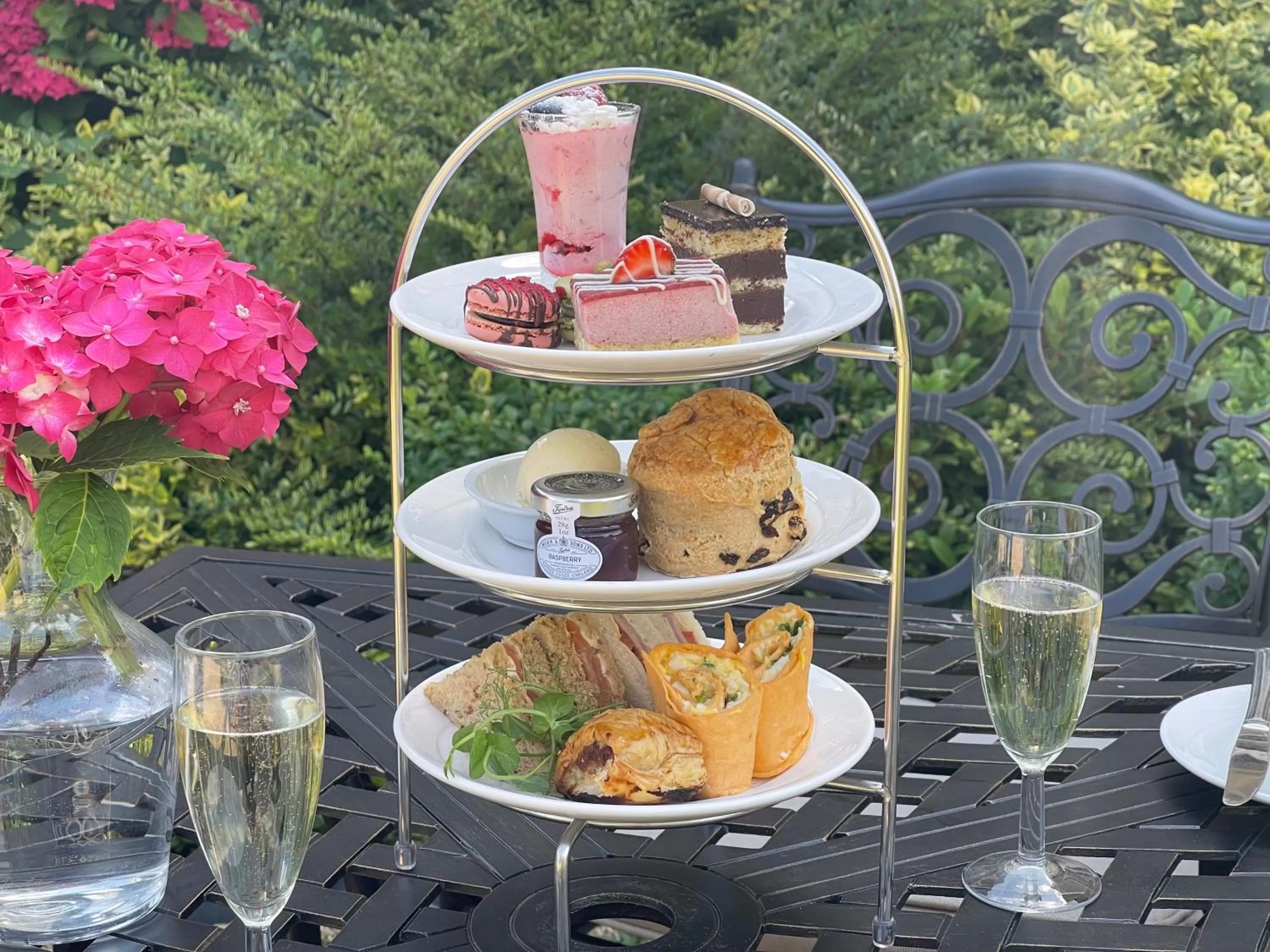 Food and drinks in Park Farm Hotel