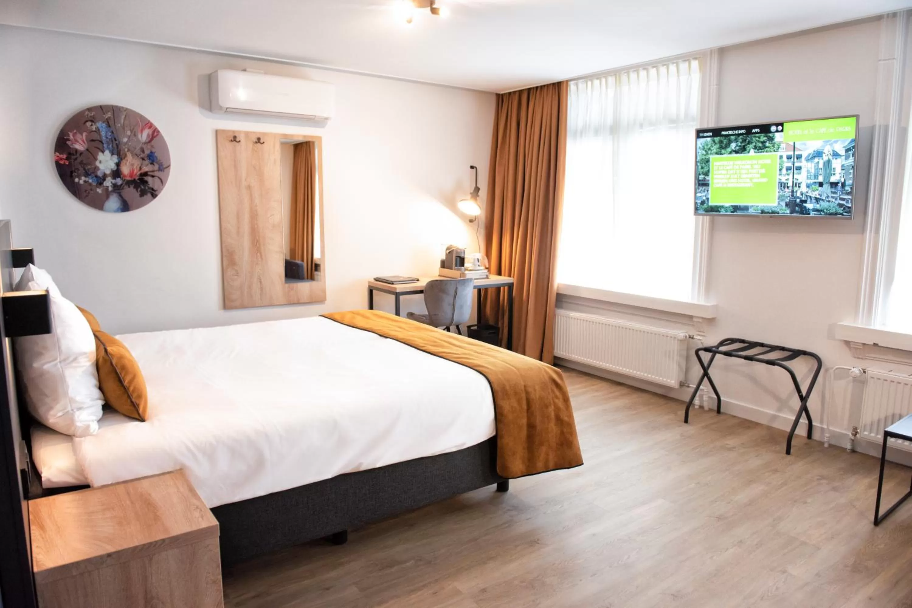 TV and multimedia, Bed in Hotel et le Cafe de Paris