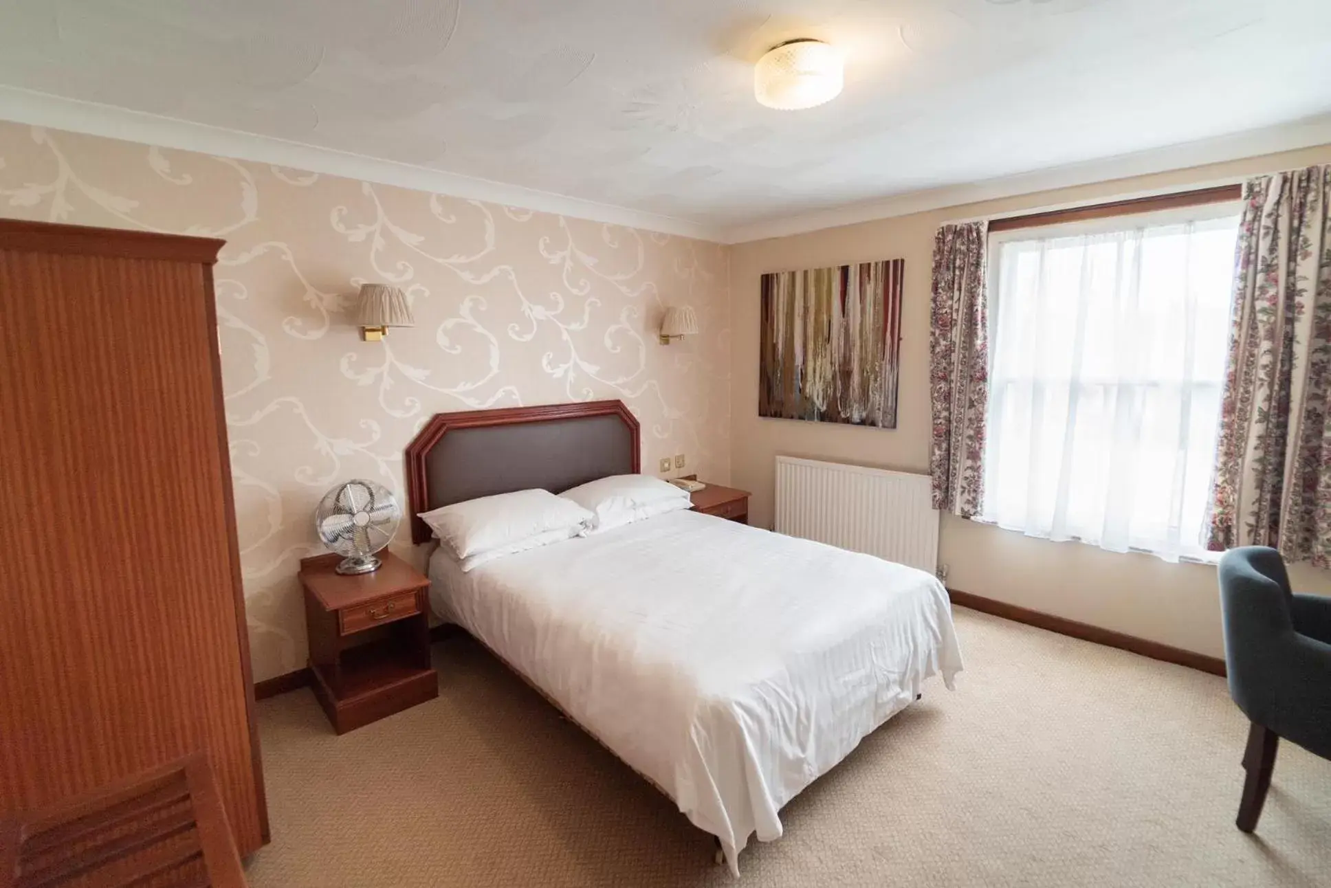 Double Room with Private Bathroom - single occupancy in Littlebury Hotel Double Room with Private Bathroom - single occupancy in Littlebury Hotel