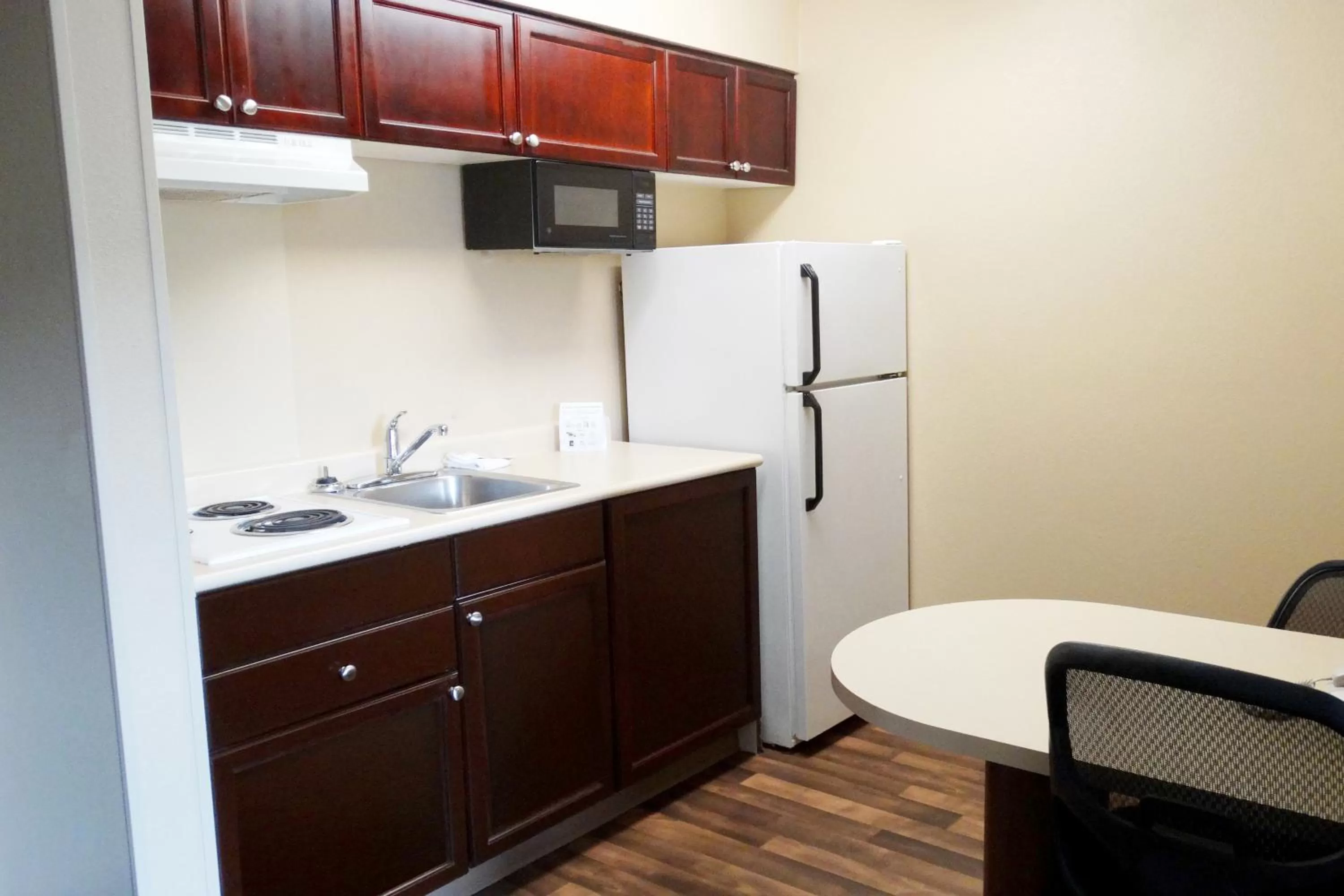 Kitchen or kitchenette, Kitchen/Kitchenette in Extended Stay America Suites - Detroit - Auburn Hills - Featherstone Rd