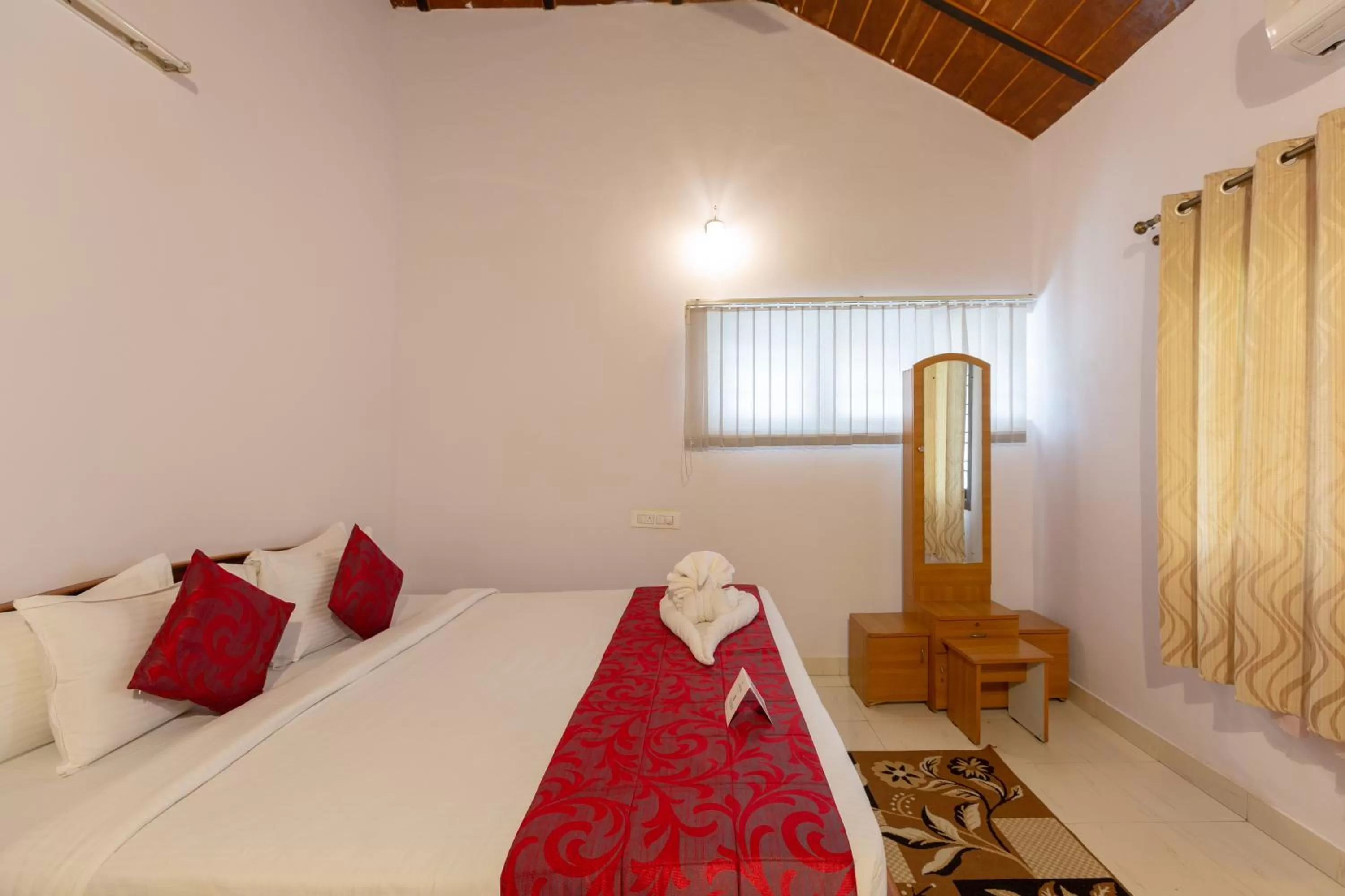 Bed in KSTDC Hotel Mayura Velapuri Belur