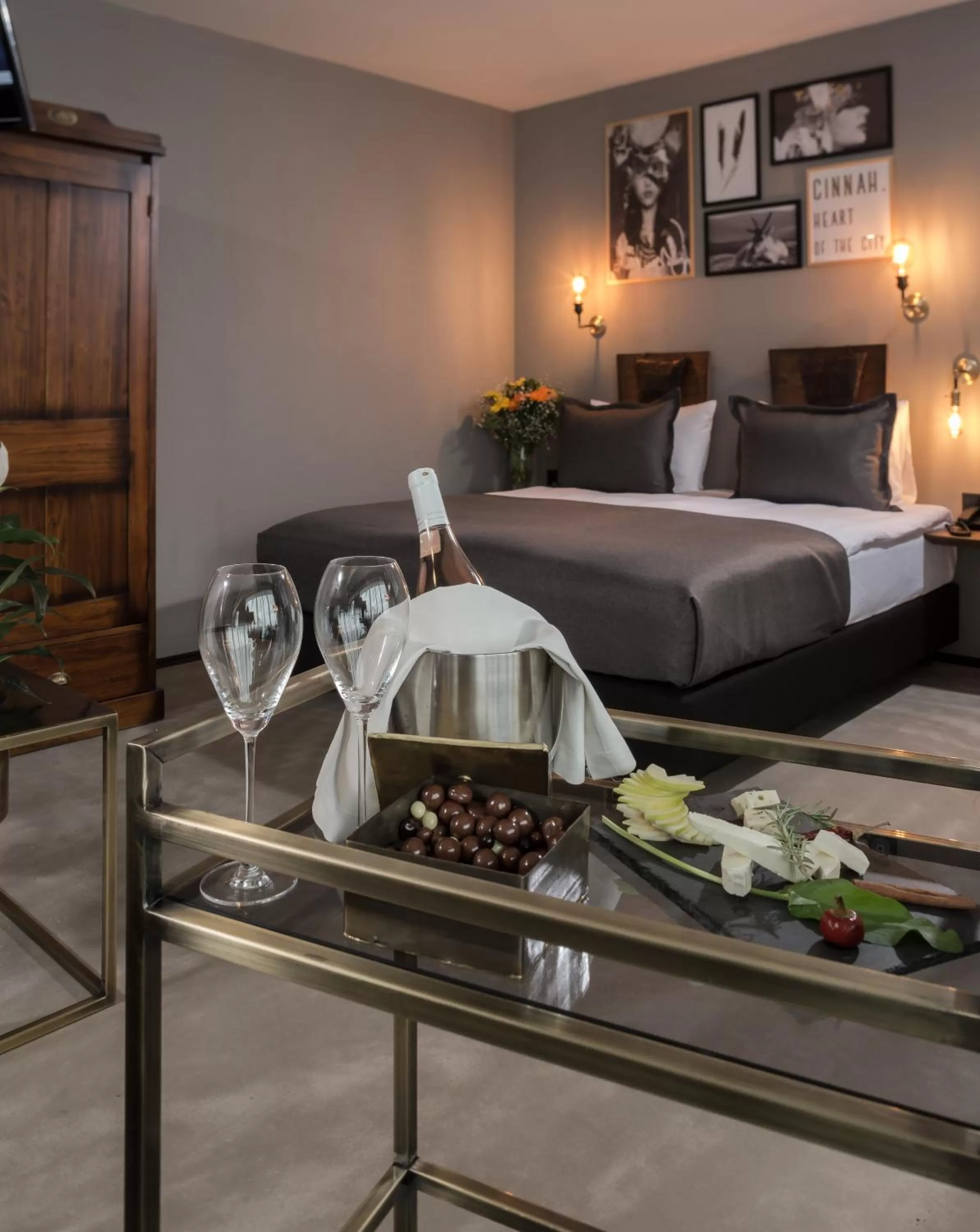 Photo of the whole room in Hotel Cinnah