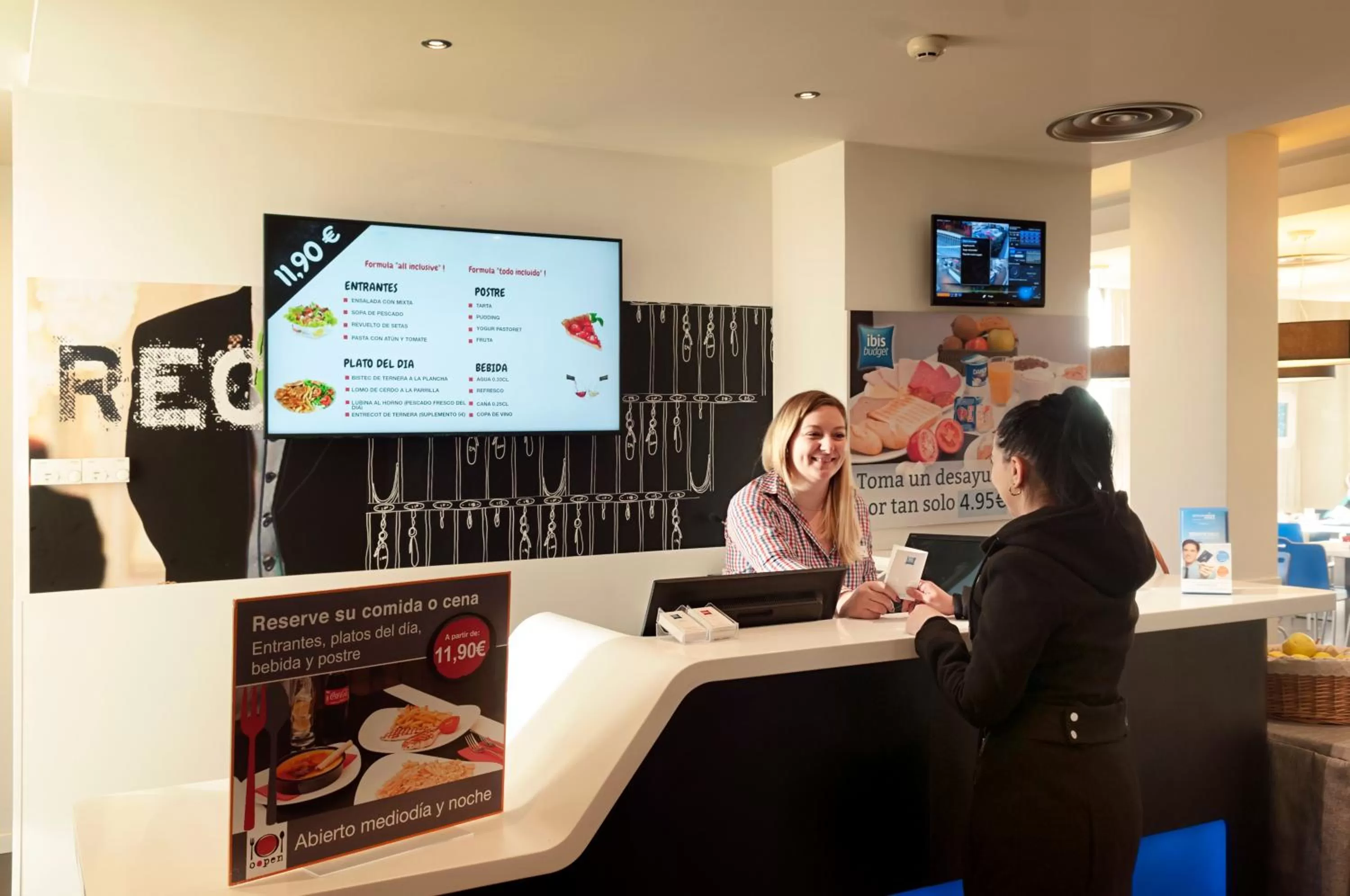 Lobby or reception in Ibis Lleida