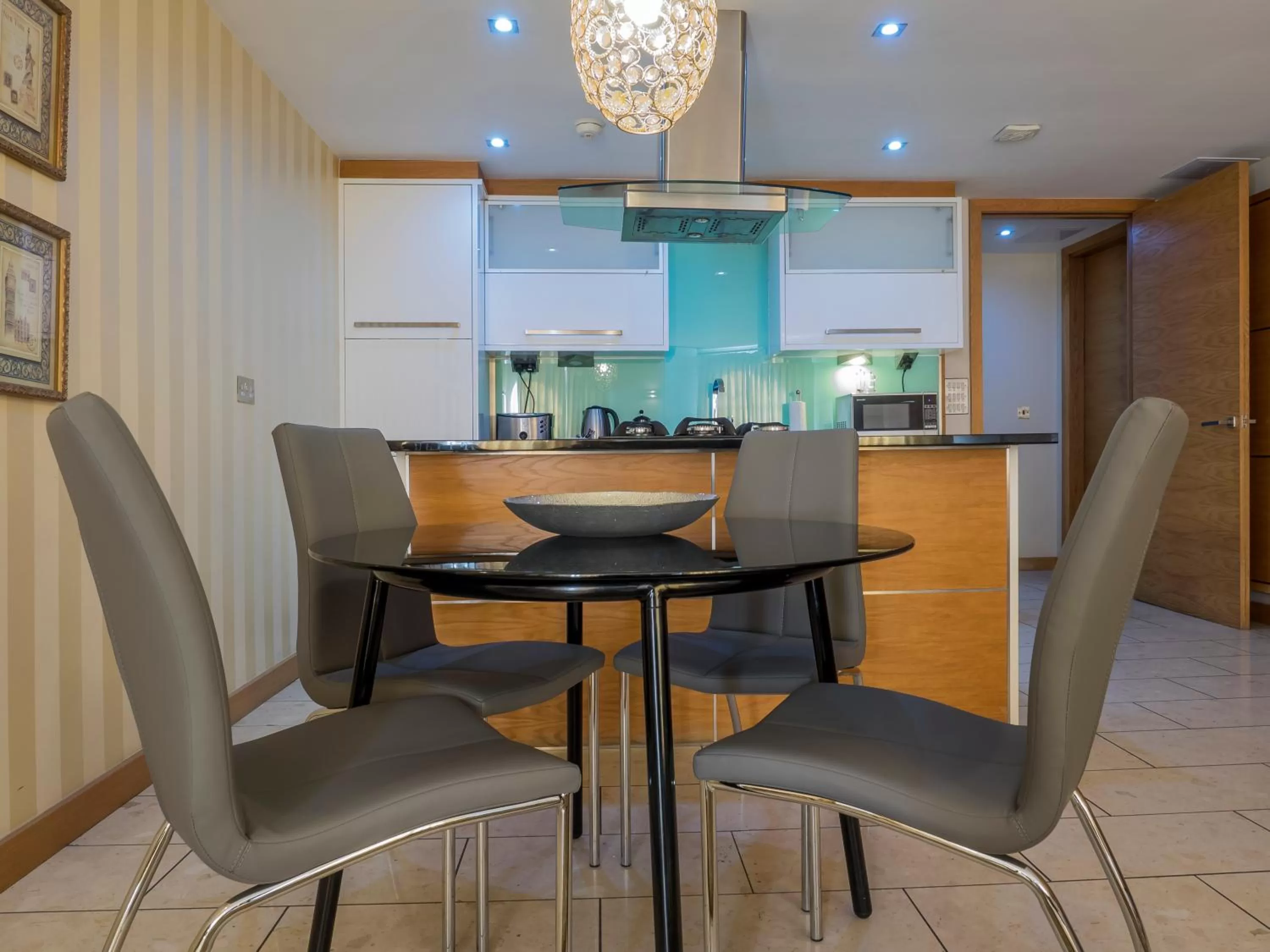 Dining area in Posh Pads - Liverpool 1 - Apart-Hotel