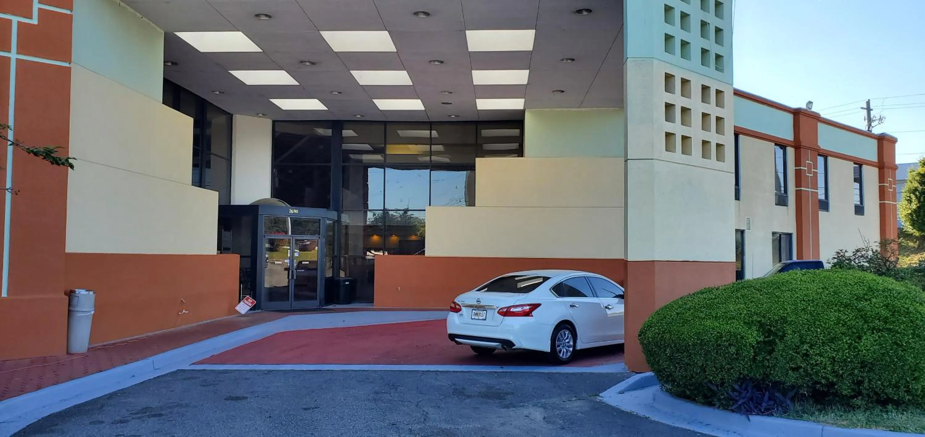 Property building in Red Carpet Inn-Macon