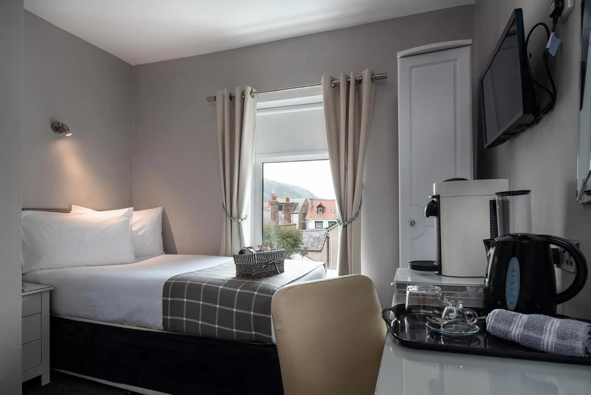 Bedroom, Bed in Pebble House