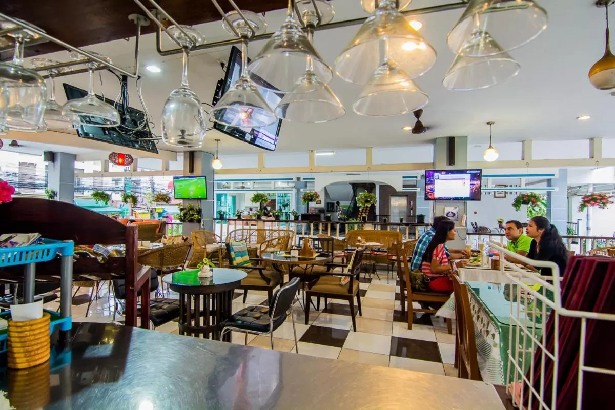 Restaurant/places to eat in Sutus Court 2