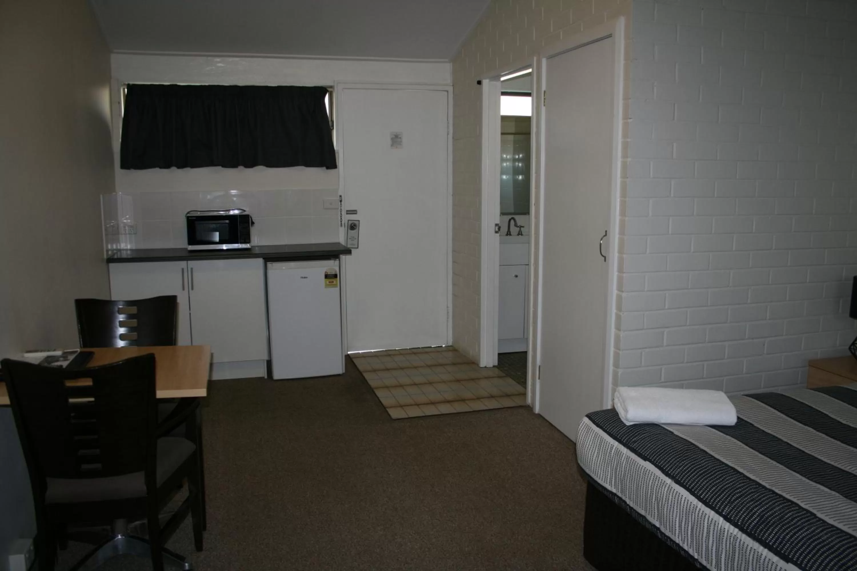 Kitchen or kitchenette in The Plains Motor Inn