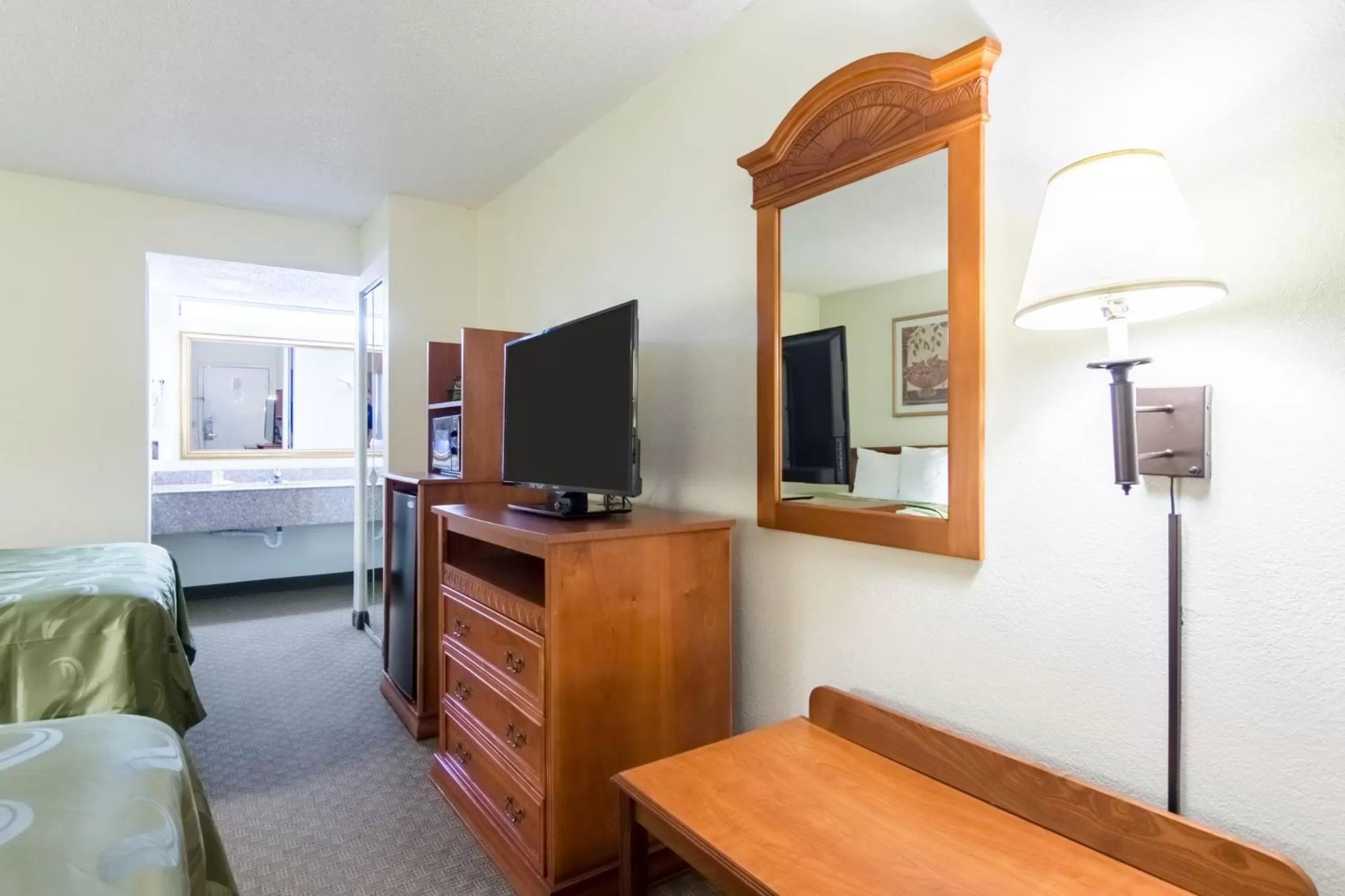 TV and multimedia, Bed in Quality Inn & Suites Alma I-40