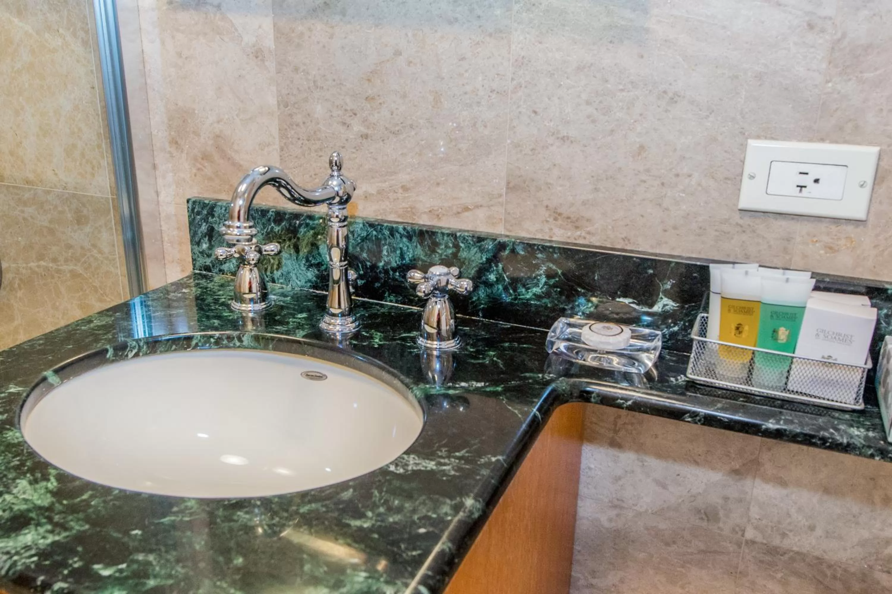 Bathroom in Lombardy Hotel