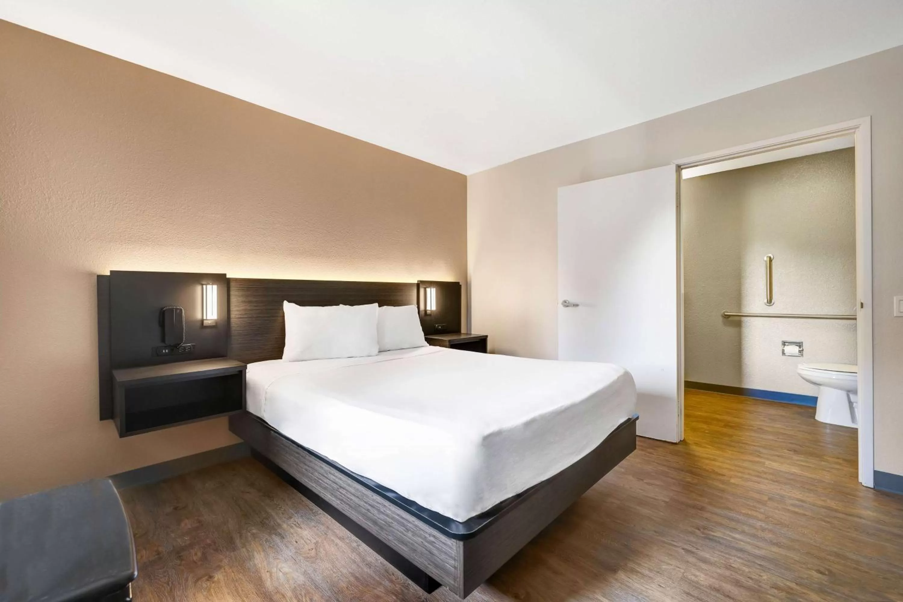 Photo of the whole room, Bed in Motel 6-Kirkland, WA - North Kirkland