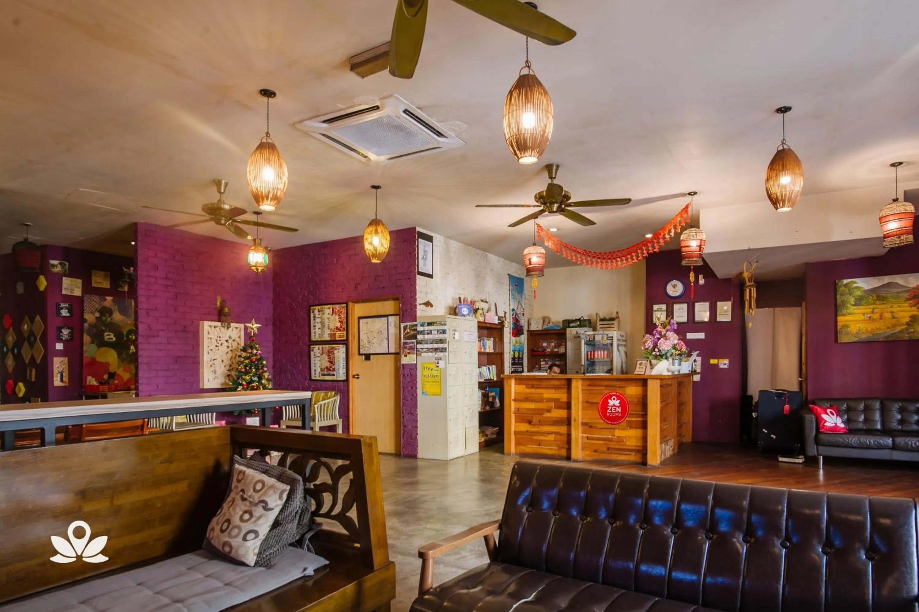 Lounge or bar in The Explorers Guesthouse and Hostel