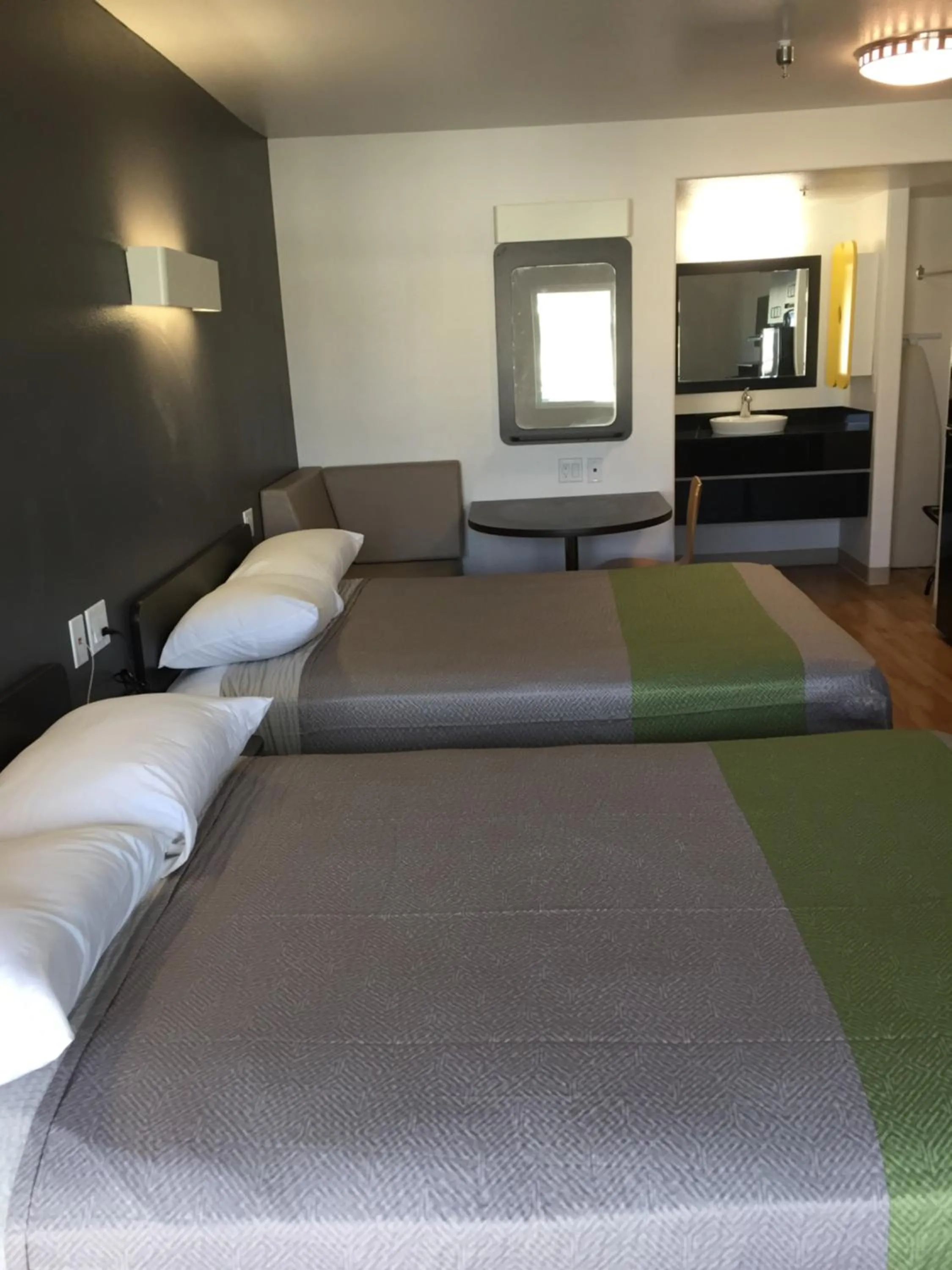 Bed in Studio 6 Victorville - Apple Valley