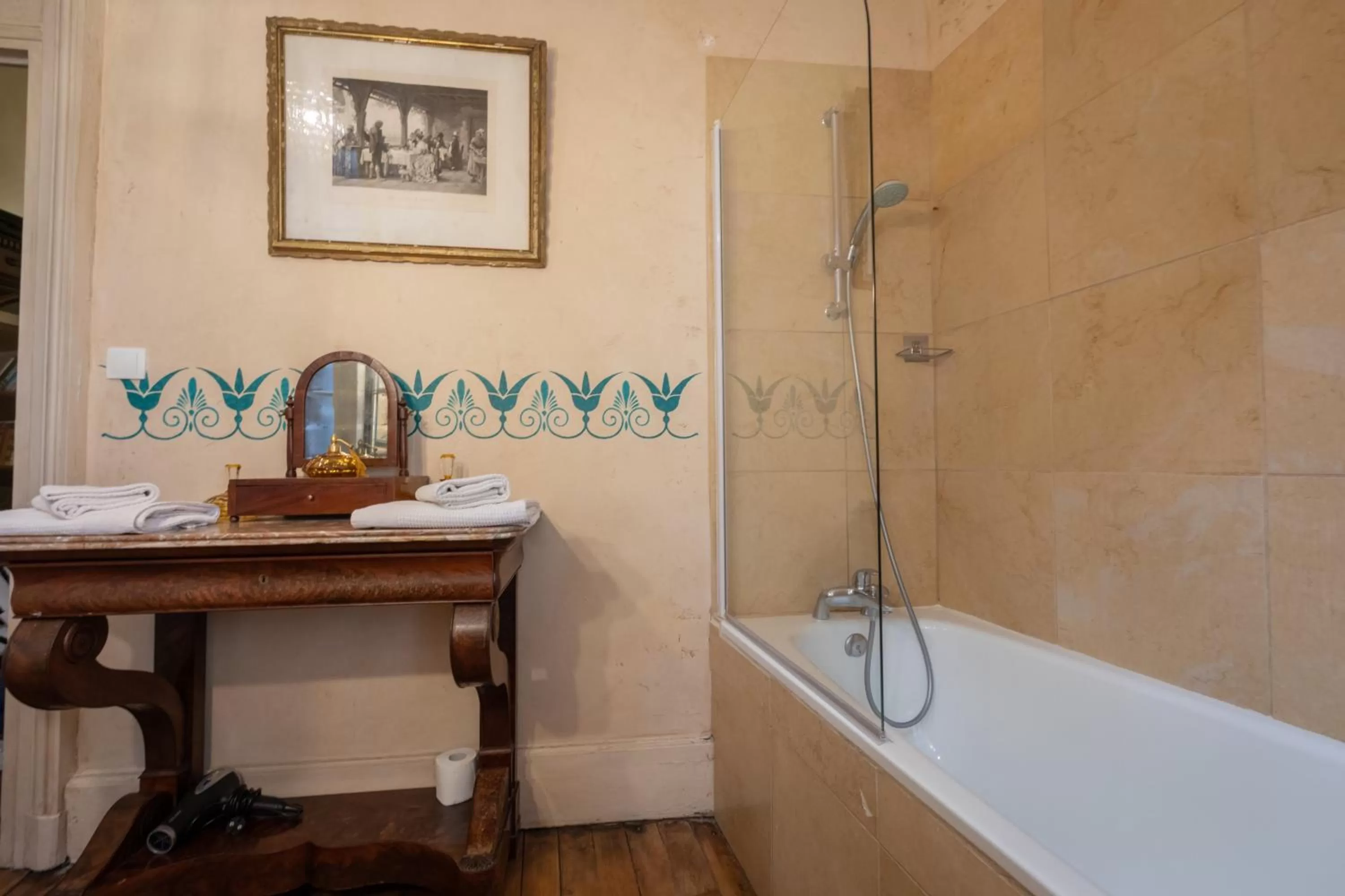 Bathroom in L'Hotel de Panette, Un exceptionnel château en ville - Chambres historiques, parking - Petit Déjeuner offert
