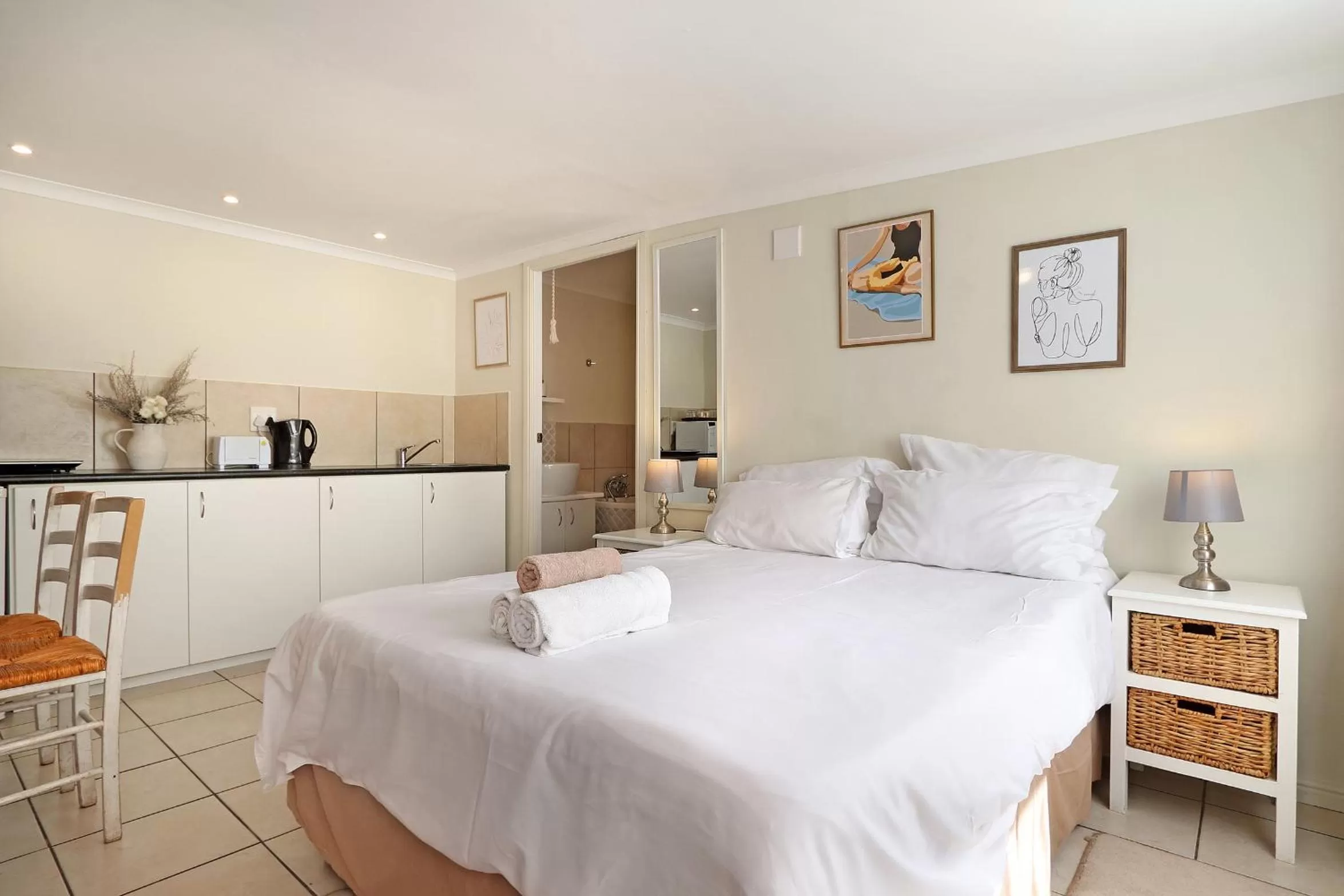 Kitchen or kitchenette, Bed in The Bohemian Guesthouse