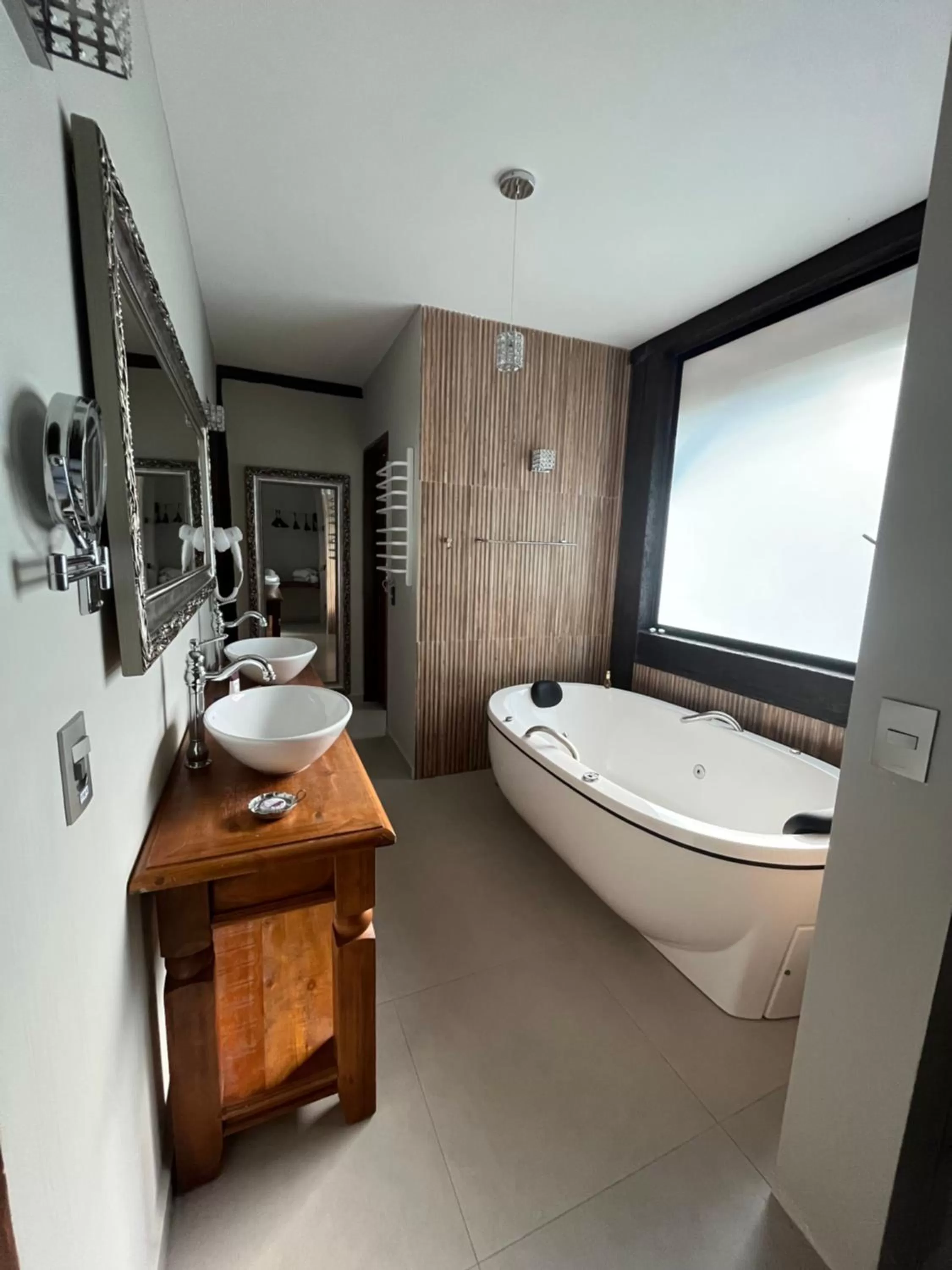 Hot Tub, Bathroom in Pousada Dona Bendita