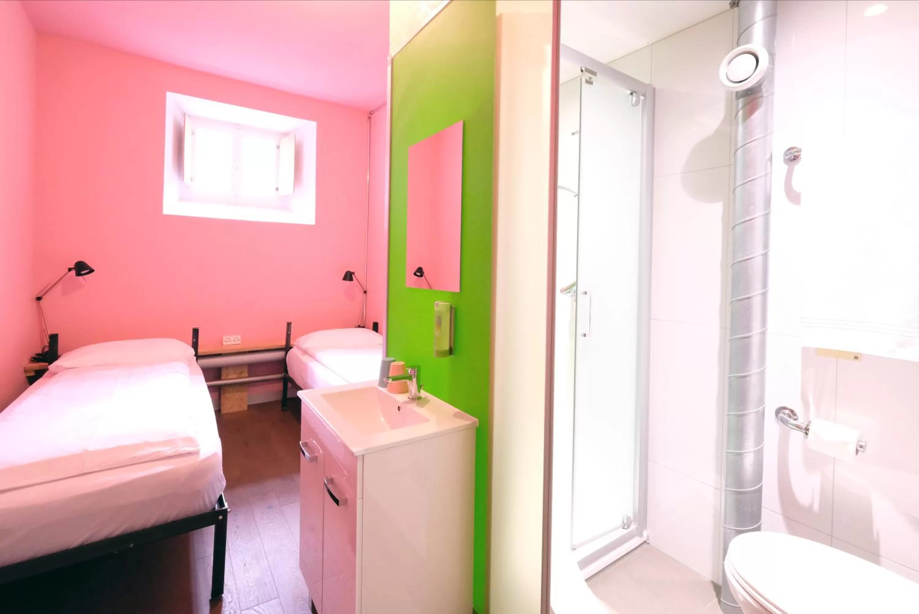 Photo of the whole room, Bed in Barabas Luzern