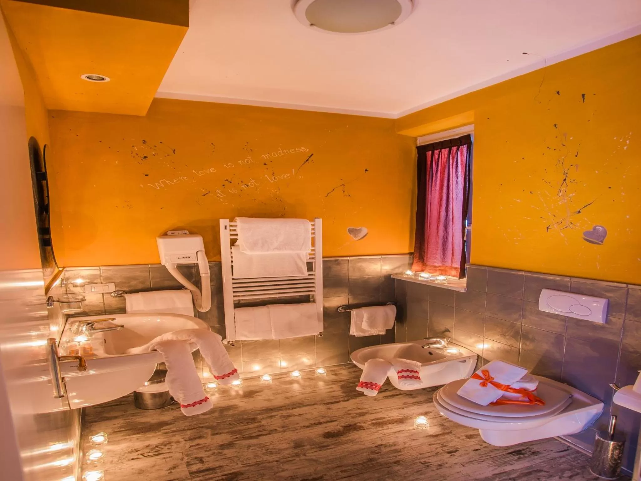 Toilet, Bed in Hotel Butterfly