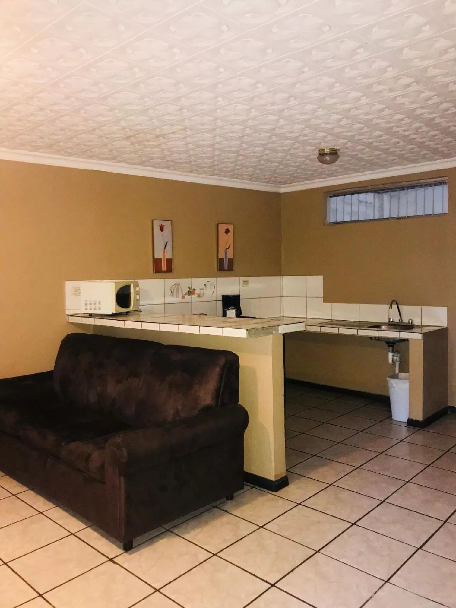 Kitchen or kitchenette in Melrost Airport Bed & Breakfast