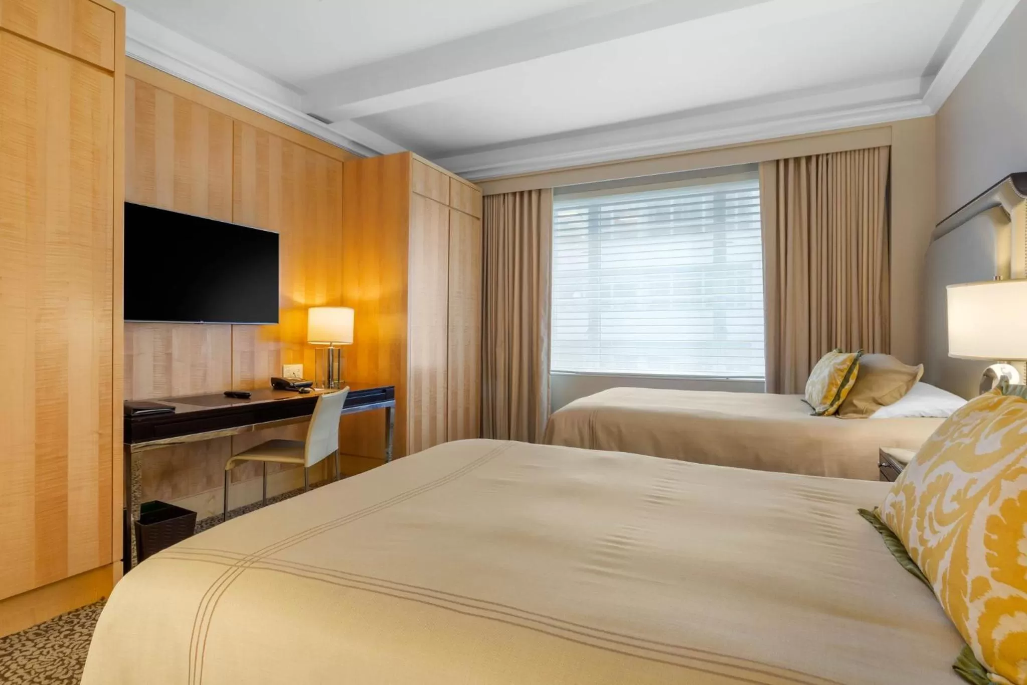 Facade/entrance, Bed in Omni Berkshire Place