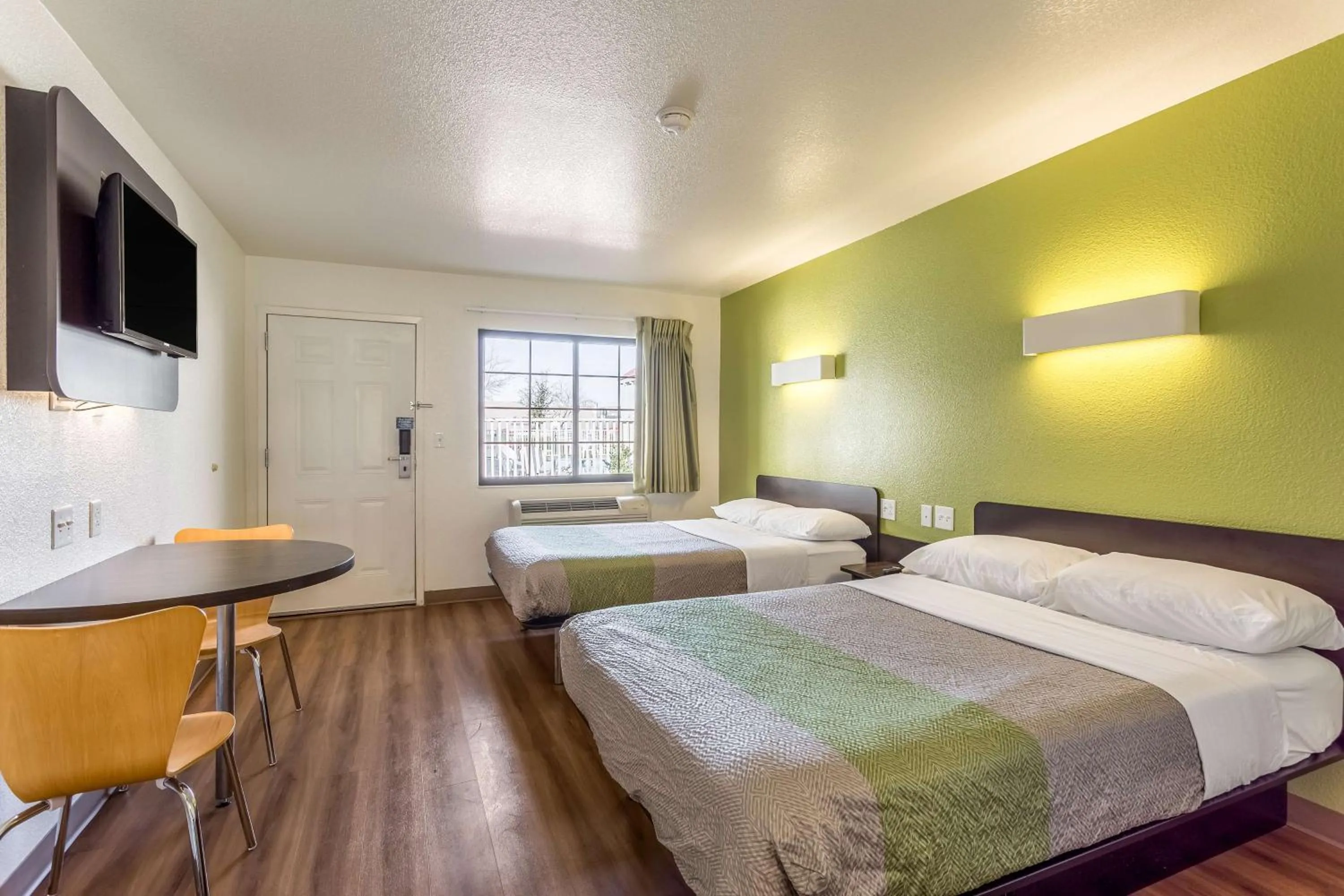 TV and multimedia, Bed in Motel 6-El Paso, TX - East