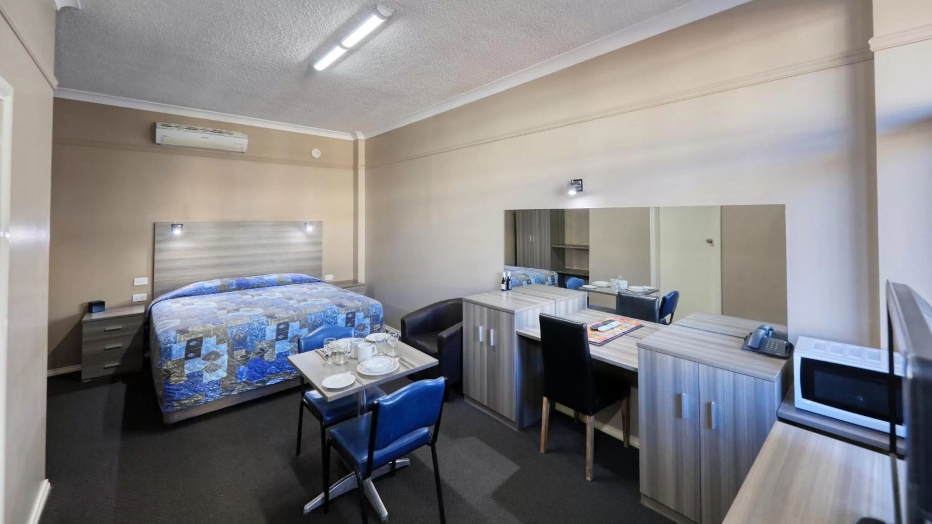 Bedroom, Bed in Comfort Inn Crystal Broken Hill