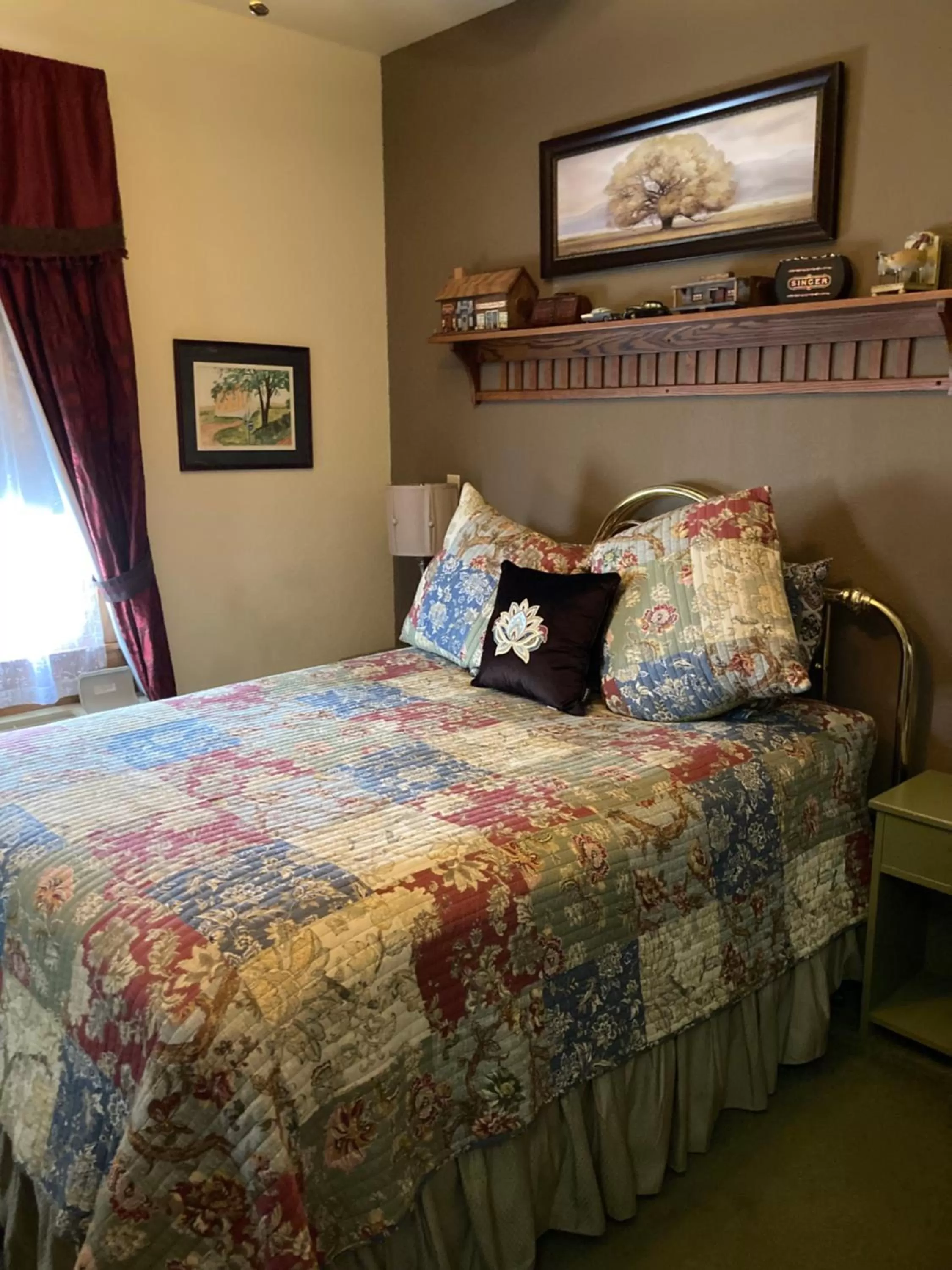 Bed in All Seasons Inn